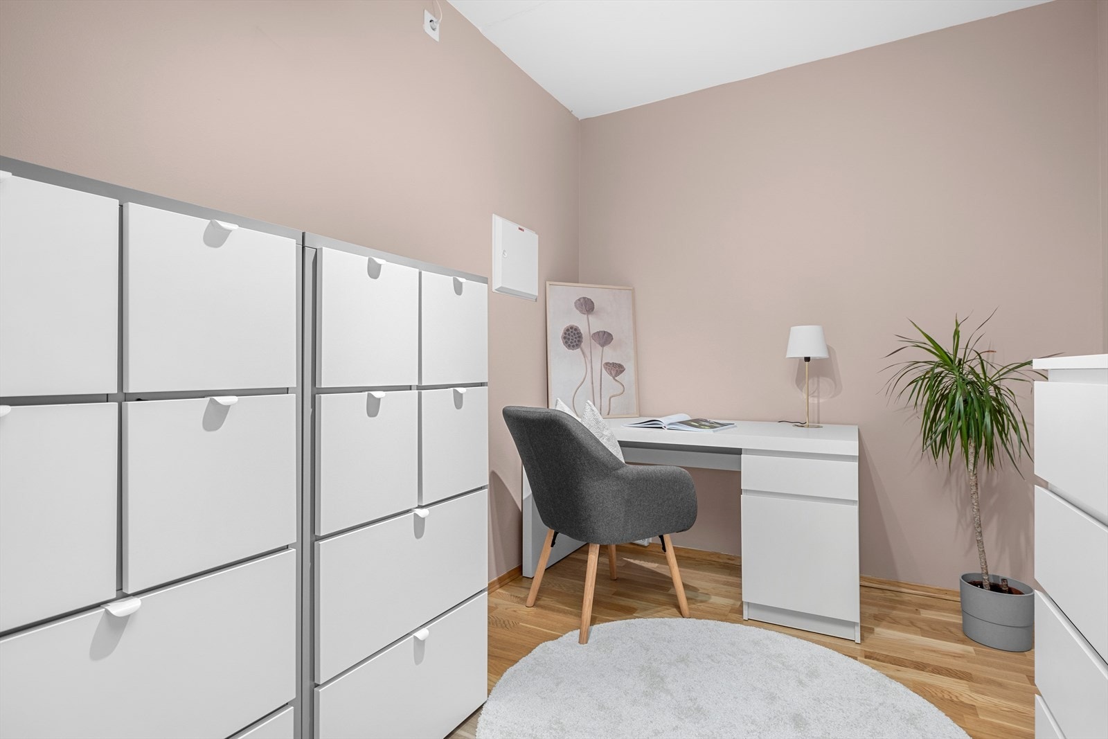 Leiligheten har også et disponibelt rom på 6 m² som nåværende eier bruker som hjemmekontor, oppbevaring og gjesterom. Galleribilde