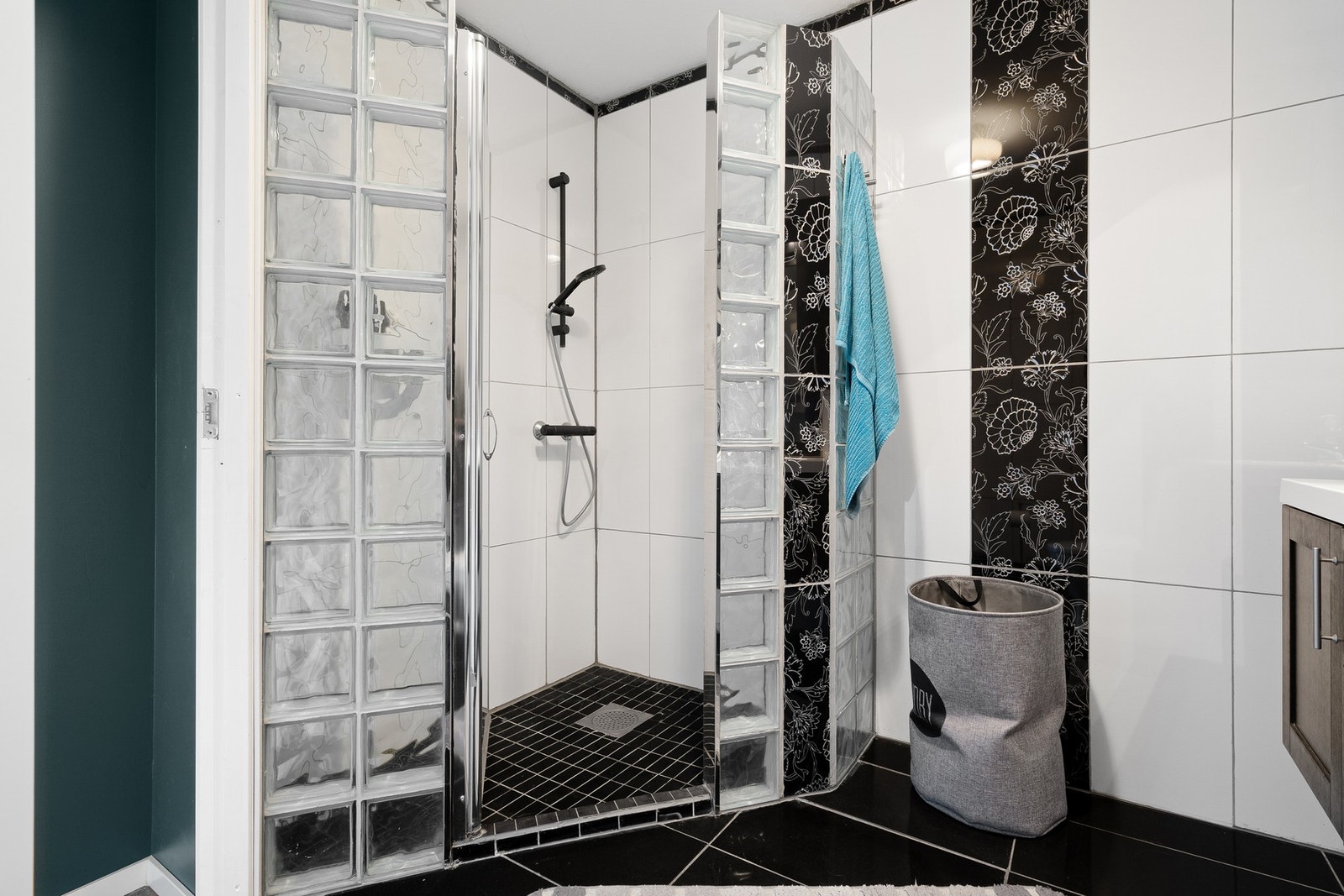 Badet er fra 2011 og er flislagt med elektriske varmekabler i gulvet. Galleribilde