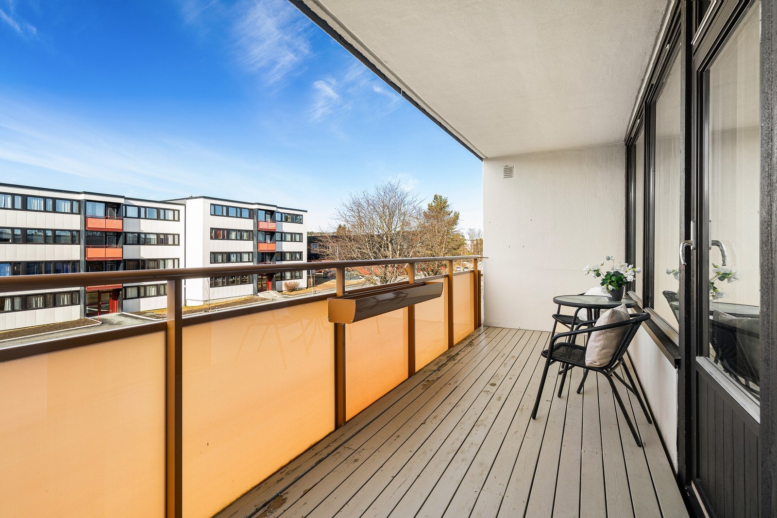 Balkongen er vendt mot vest og kan by på gode solforhold. Galleribilde