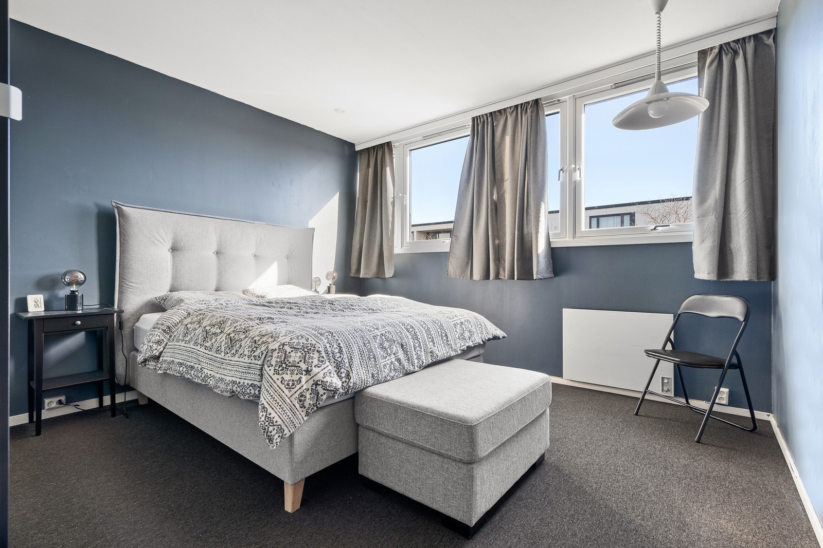 Romslig og lyst soverom med god plass til ønsket møblement. Galleribilde