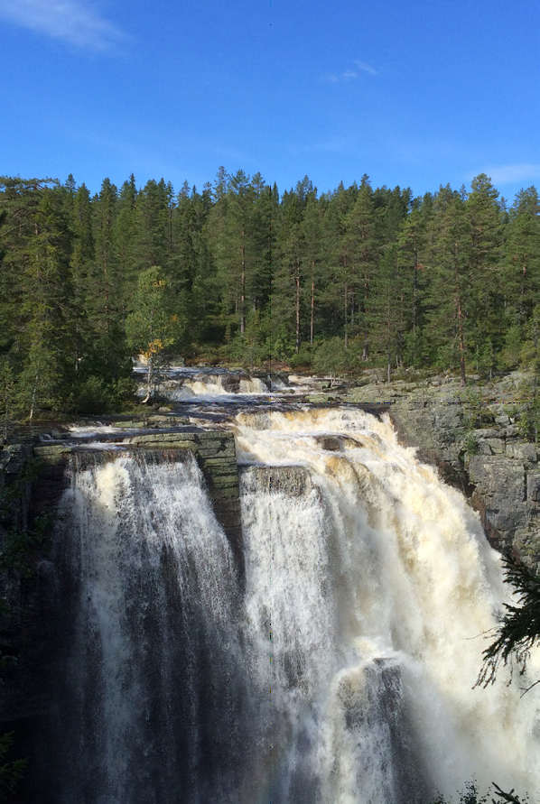 Kort vei unna ligger det et fantastisk fossefall Galleribilde