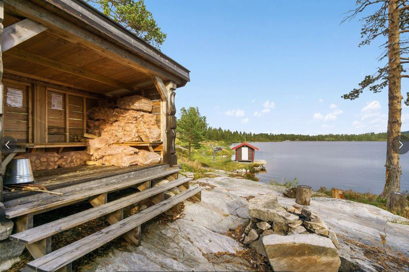 Flere Gapahuker rundt vannet til fri benyttelse Galleribilde