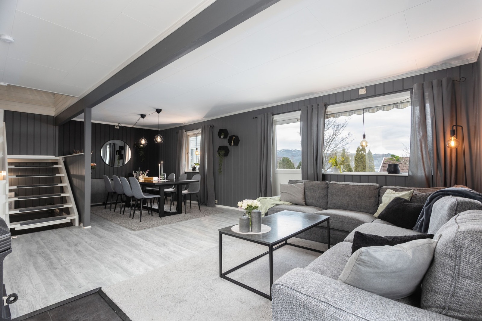 Stuen har god plass til sofagruppe og spisemøblement Galleribilde