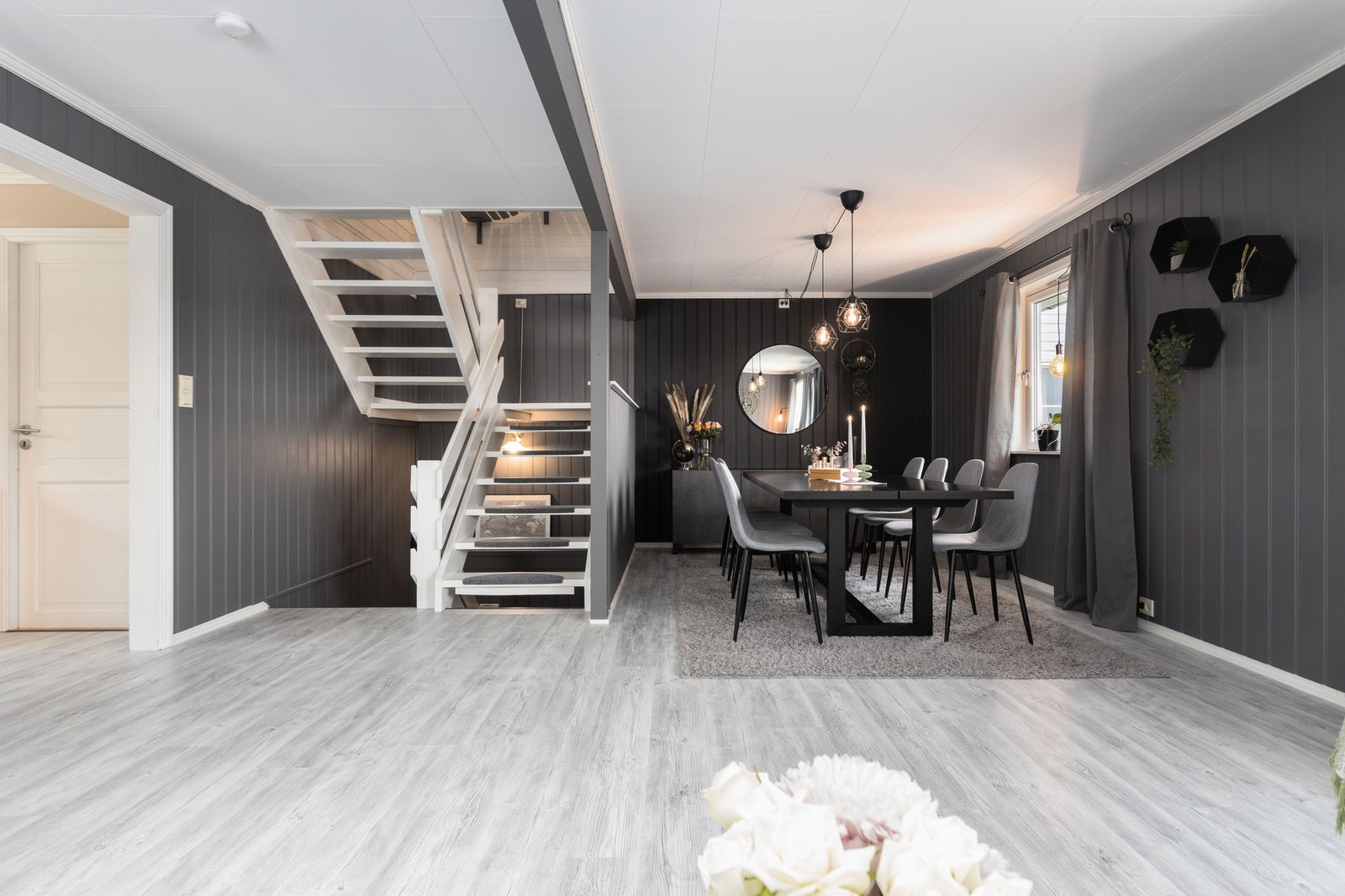 Fra stuen er det trapp opp til loft Galleribilde