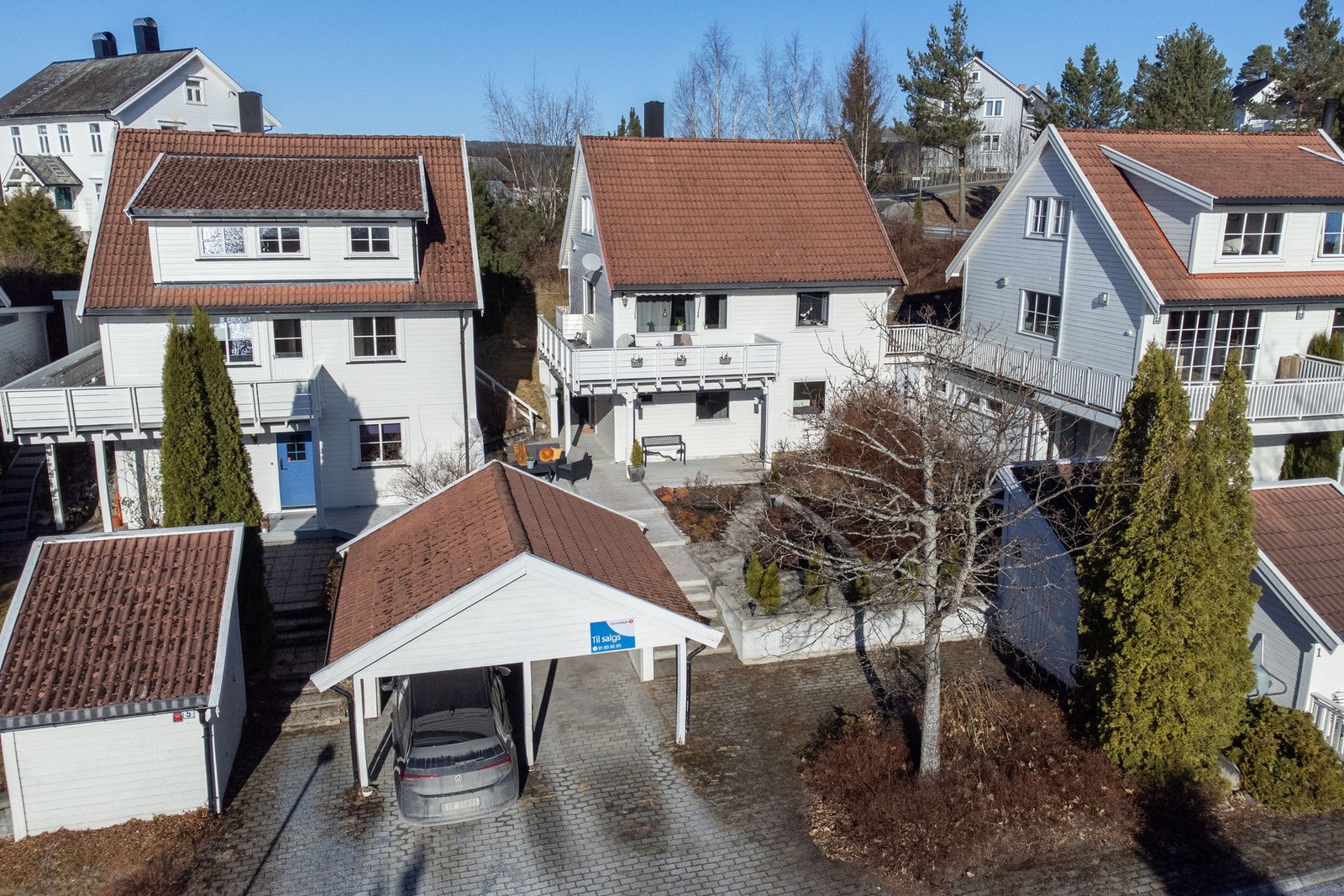 Parkering i carport. Hagebod på 5 kvm for praktisk oppbevaring. Galleribilde