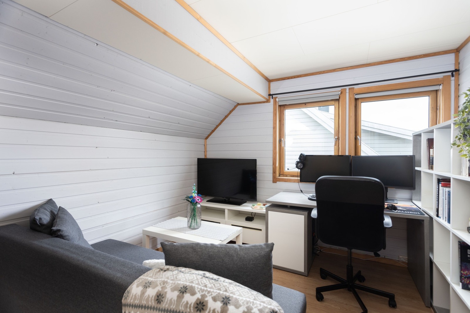 Loft omgjort til soverom. Det foreligger ingen søknad om bruksendring og kjøper overtar risiko for dette. Galleribilde