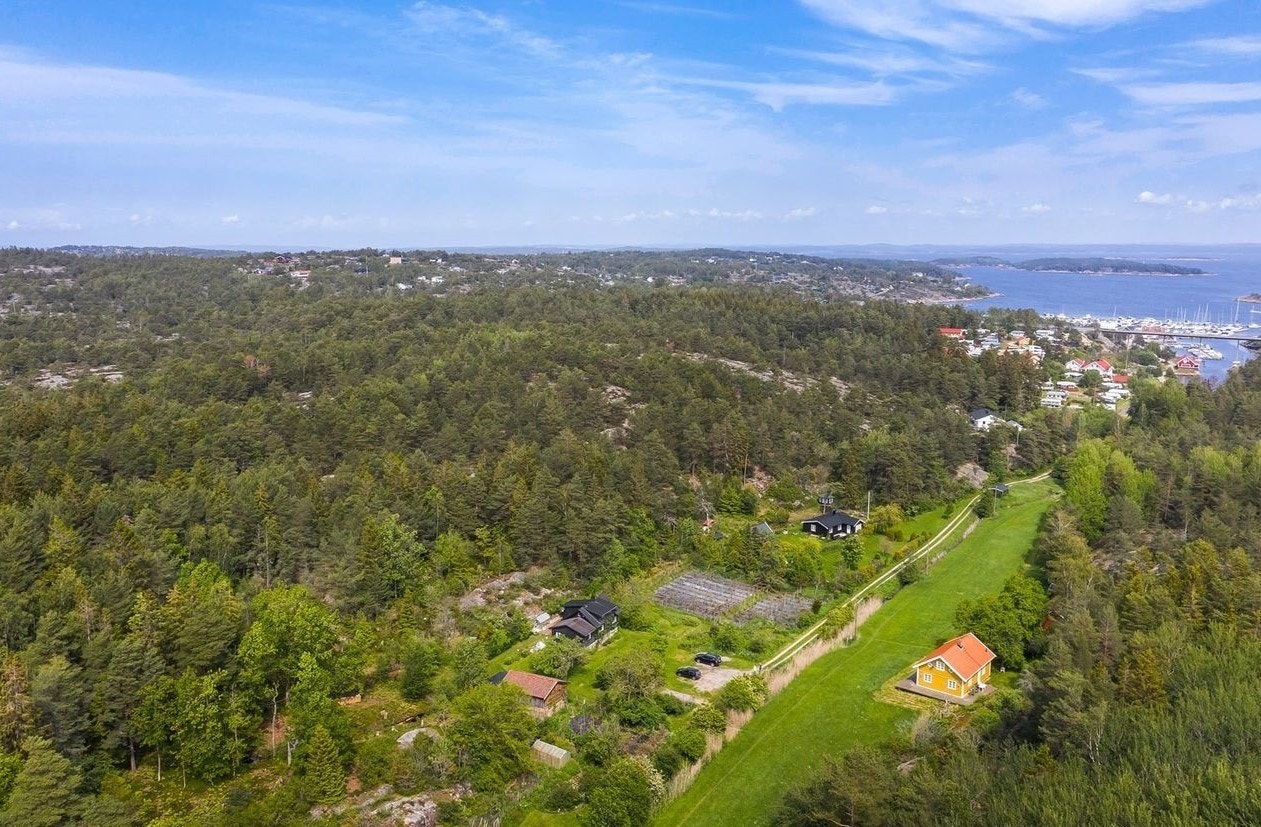 Eiendommen har en stor, eier tomt på over 13 mål. (FOTOetcetera AS) Galleribilde
