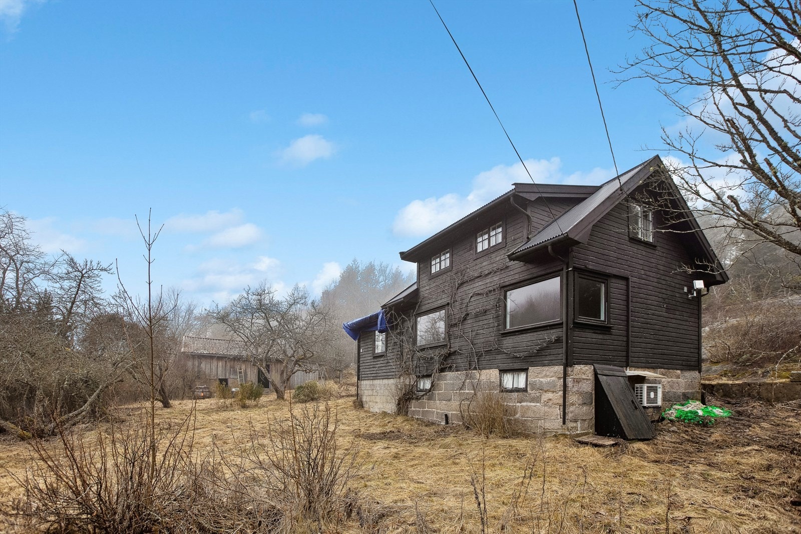 Bebyggelsen på tomten består av en enebolig og en låve, begge bygget i 1947. Galleribilde