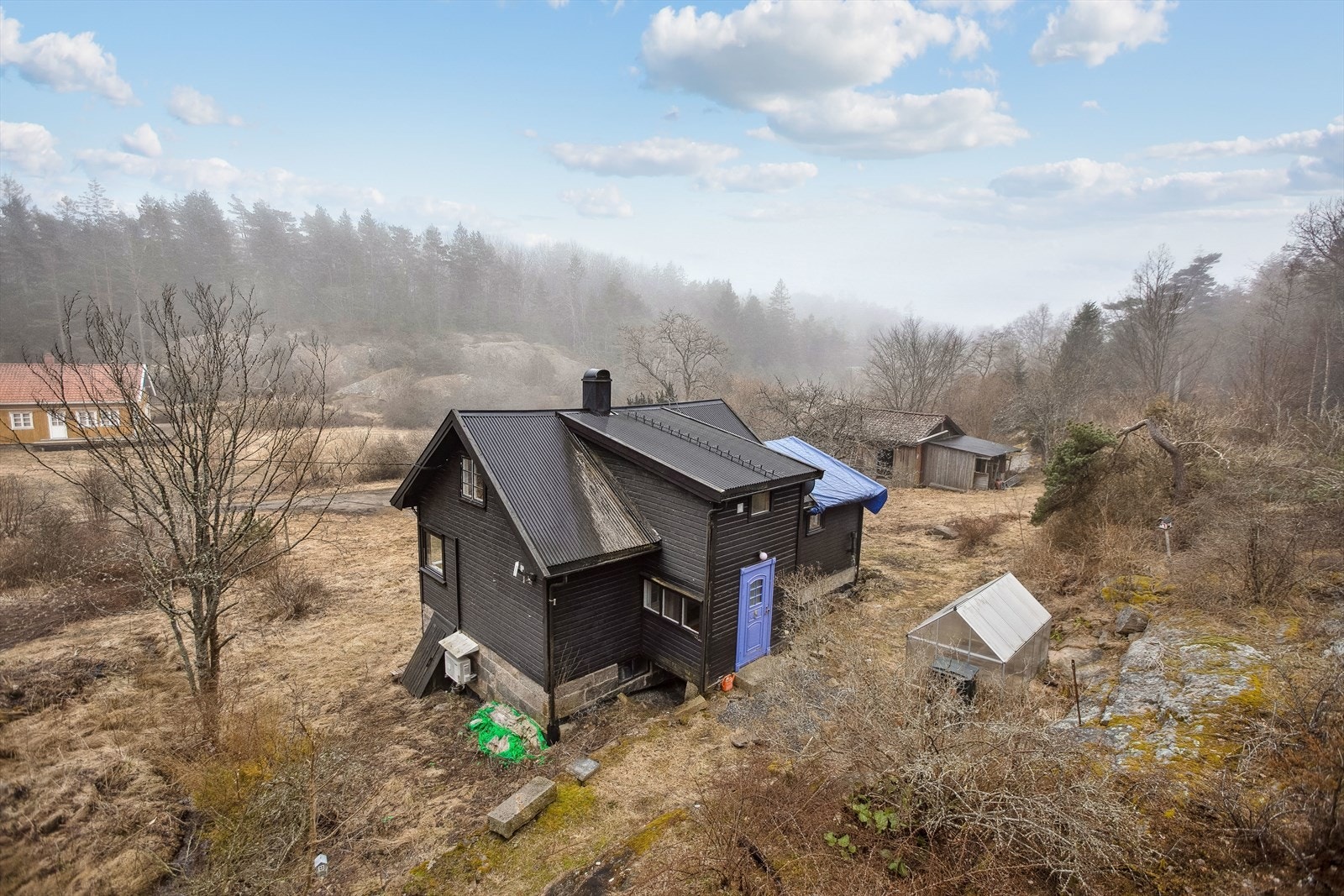 Boligen ble oppført i 1947 og har feil og mangler som tilsier riving. Galleribilde