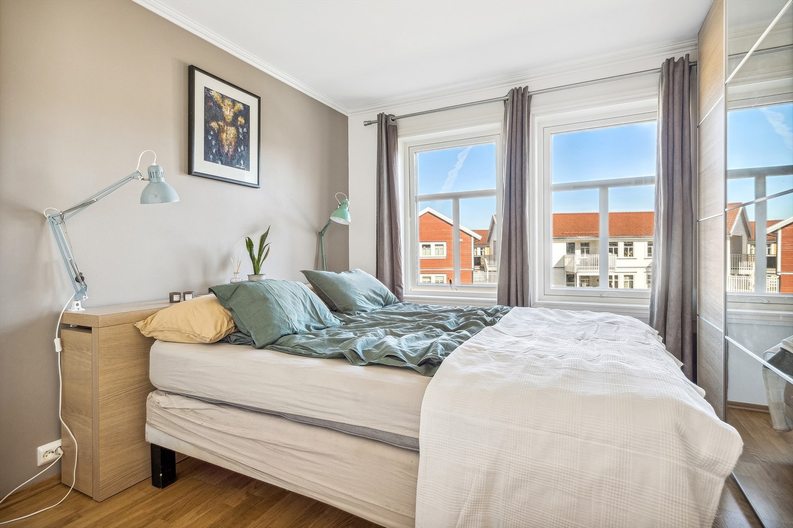 Det er en stor, plassbygd skyvedørsgarderobe på soverommet. Galleribilde