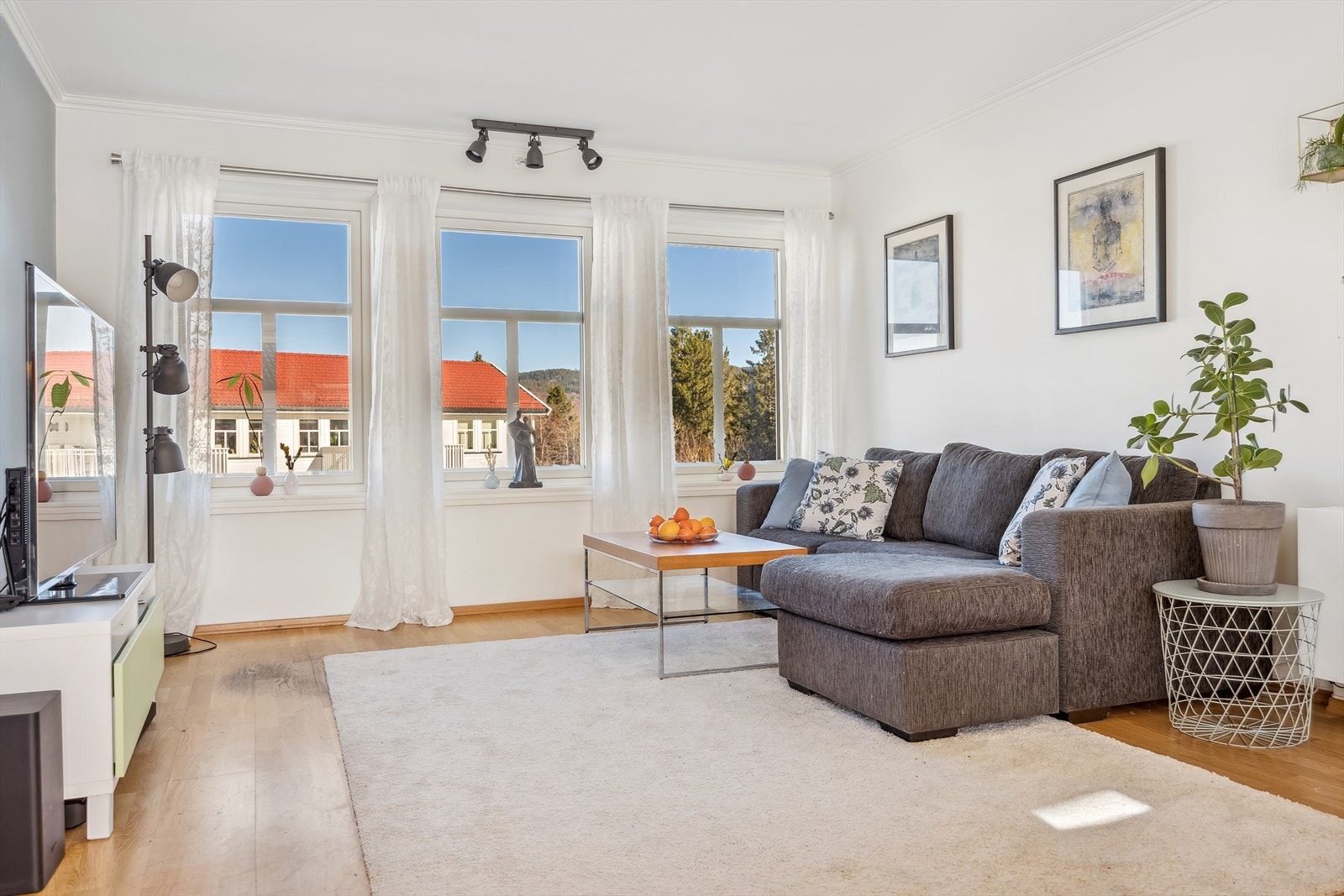 Store, østvendte vinduer i stuen byr på unik, naturlig lyssetting og fint utsyn. Galleribilde