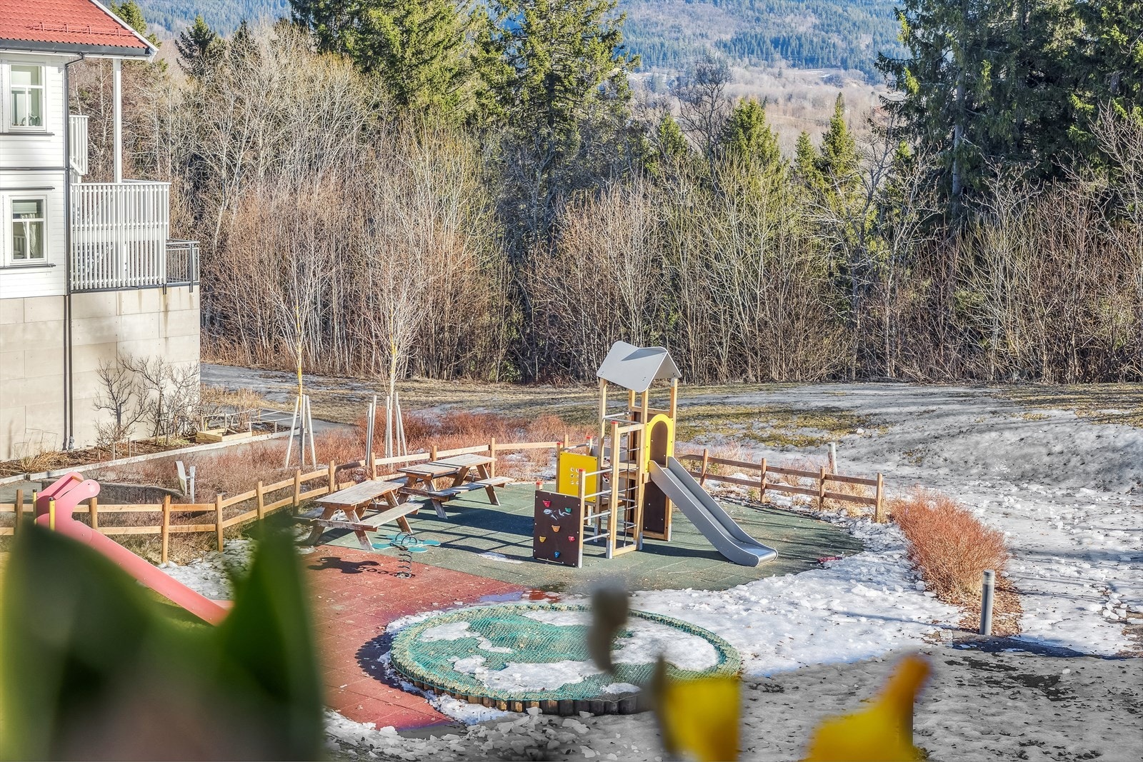 På fellestomten er det både lekeapparater og sittebenker til felles anvendelse. Galleribilde