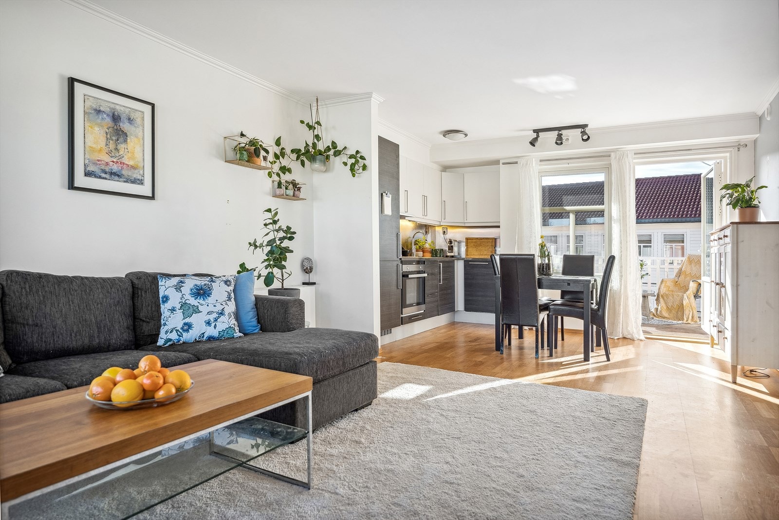 Det åpne allrommet byr på god møbleringsfrihet og luftig atmosfære. Galleribilde