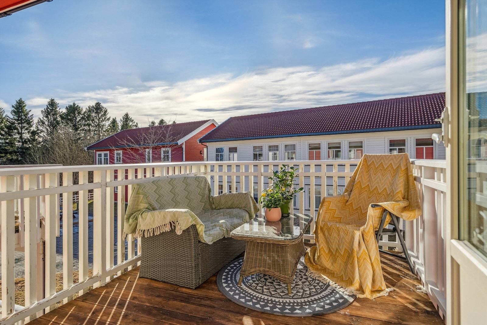Balkongen er vestvendt, og kan skilte med gode solforhold. Galleribilde