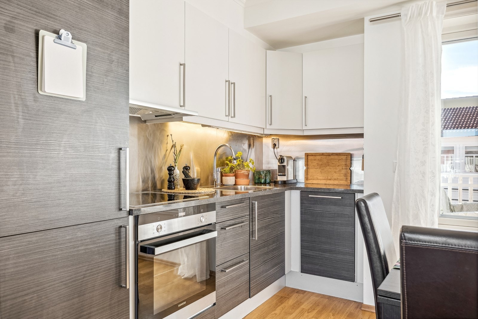 Det er god skap- og benkeplass på det stilrene kjøkkenet. Galleribilde