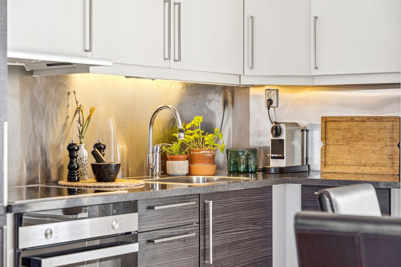 Kjøkkenet er utstyrt med integrerte hvitevarer som oppvaskmaskin, kjøleskap, stekeovn og koketopp. Galleribilde