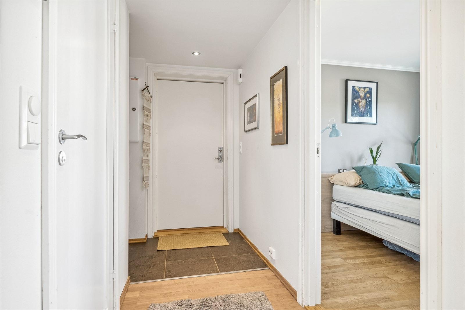 Leiligheten har en pen entré på ca. 5 kvm med hvitmalte vegger, downlights i himlingen og mørke fliser på gulvet. Galleribilde