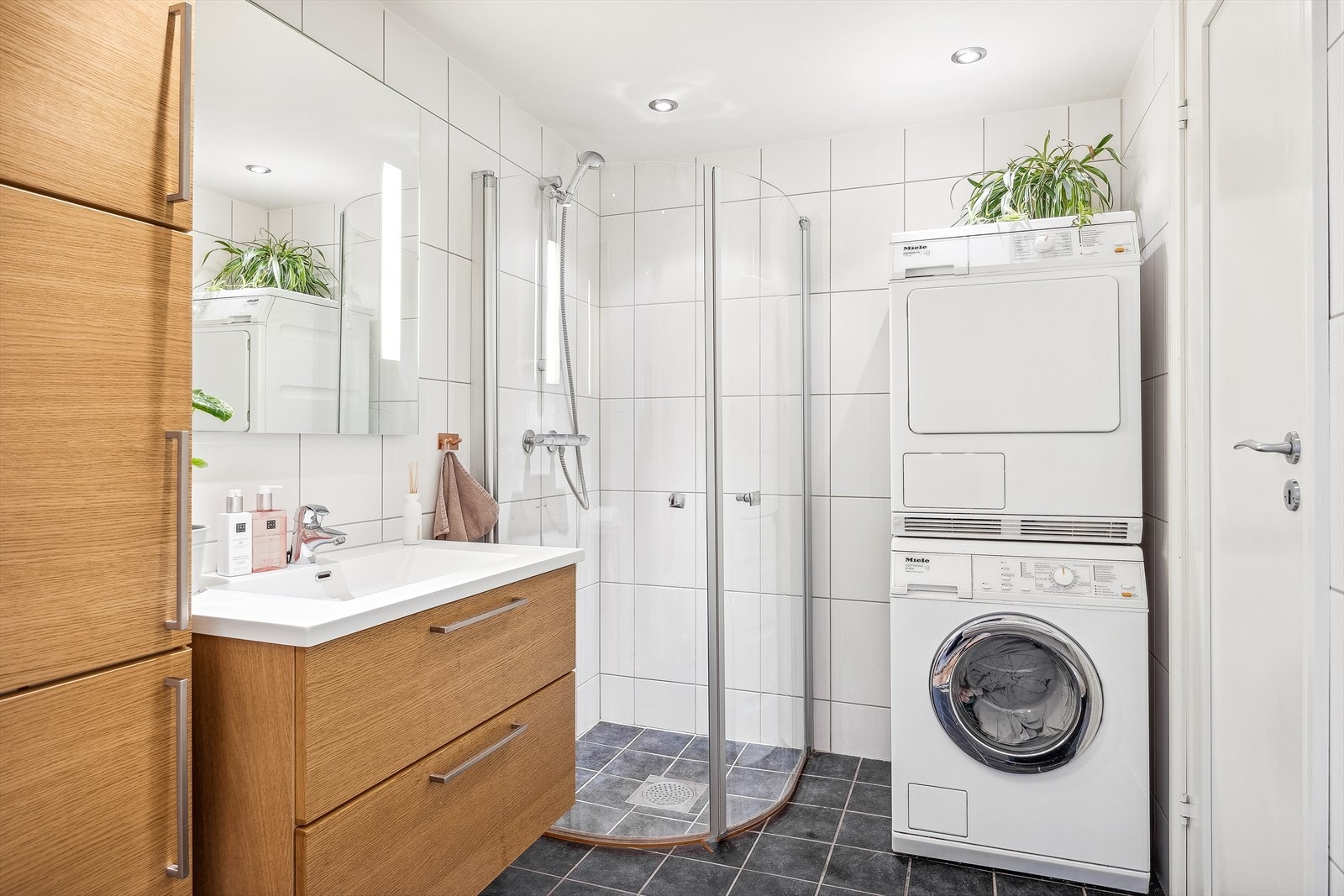 Badet er helfliset og pent, og er bl.a. utstyrt med gulvvarme og opplegg for vaskesøyle. Galleribilde