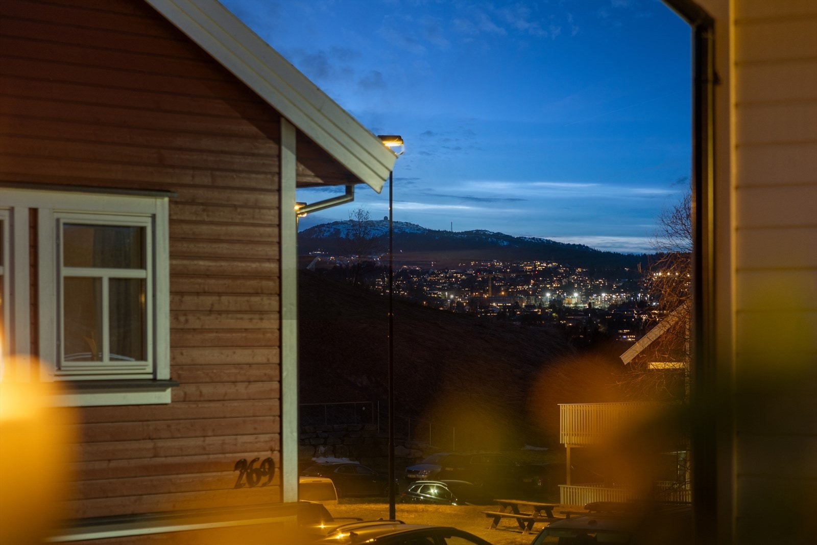 Fra balkongen kan man skue Selsbakk, Hallset og Byåsen. Galleribilde