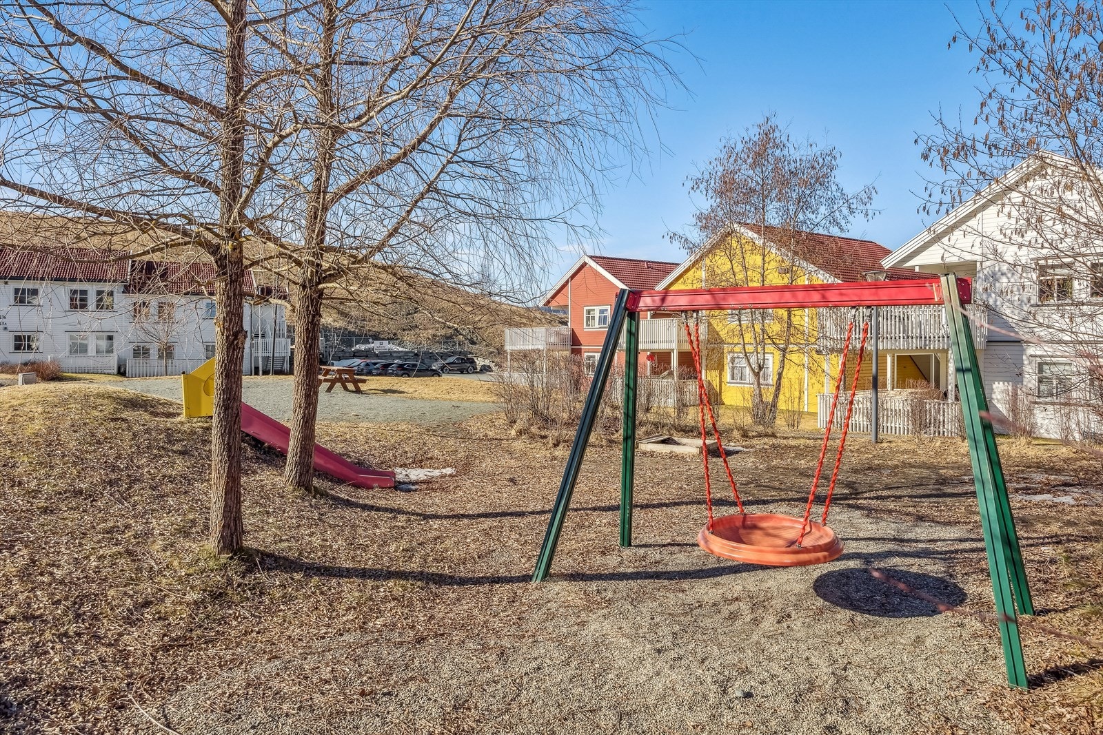 Boligen ligger i et attraktivt og barnevennlig boligområde på Okstad i Trondheim kommune. Galleribilde