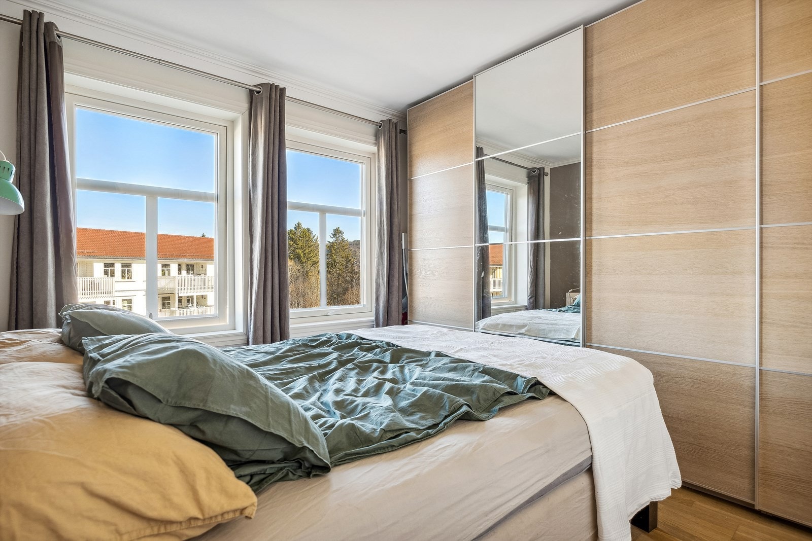 Leiligheten har et lyst og pent soverom på ca. 11 kvm. Galleribilde