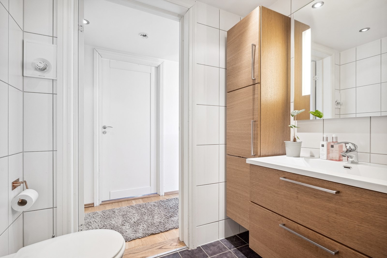 Det er god oppbevaringsplass i den stilrene baderomsinnredningen. Galleribilde