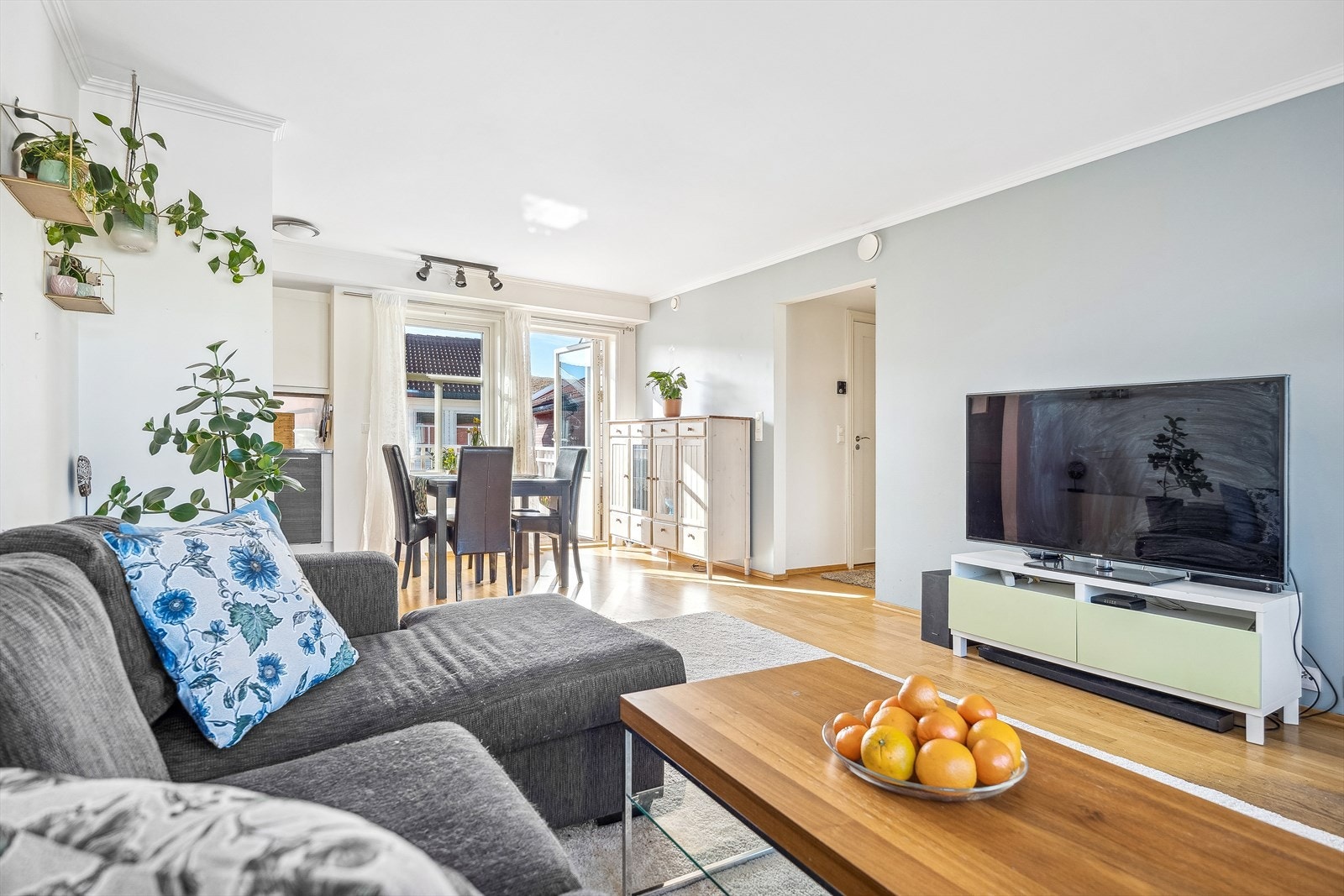 I stuesonen er det plass til sofagruppe, lenestol og tv-/mediastasjon. Galleribilde