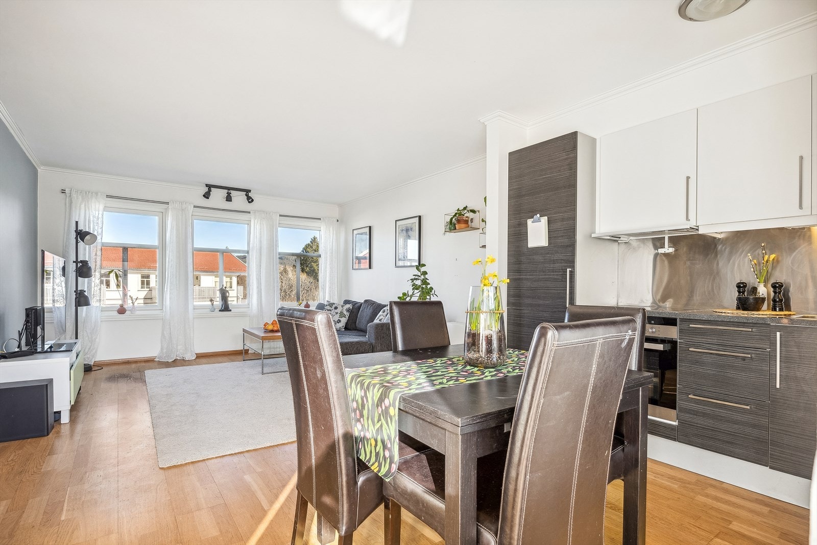 Stuen og kjøkkenet danner et gjennomgående allrom på ca. 26,5 kvm. Galleribilde