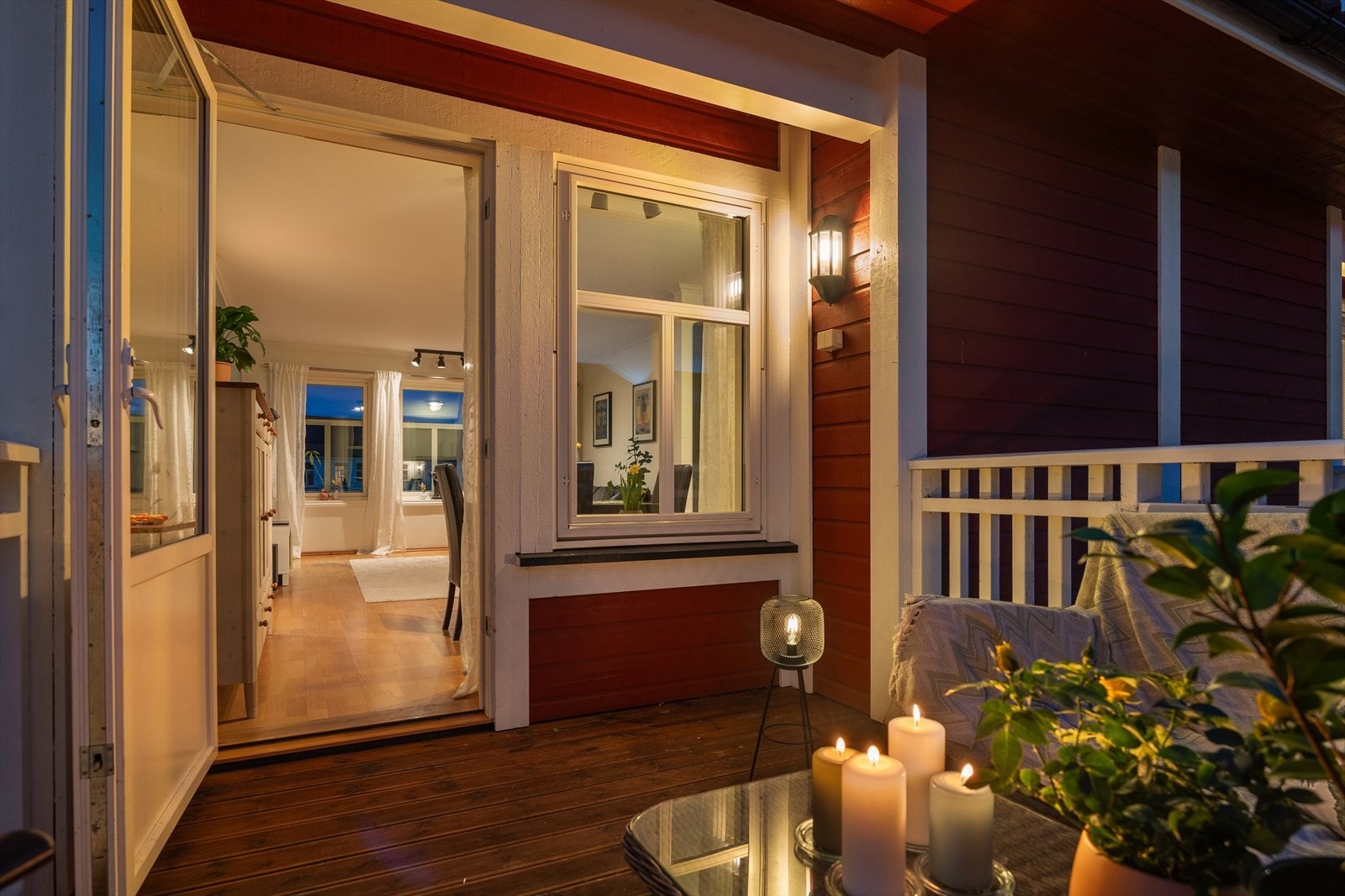 Fra kjøkkenet er det utgang til en dels overbygd, lun balkong. Galleribilde