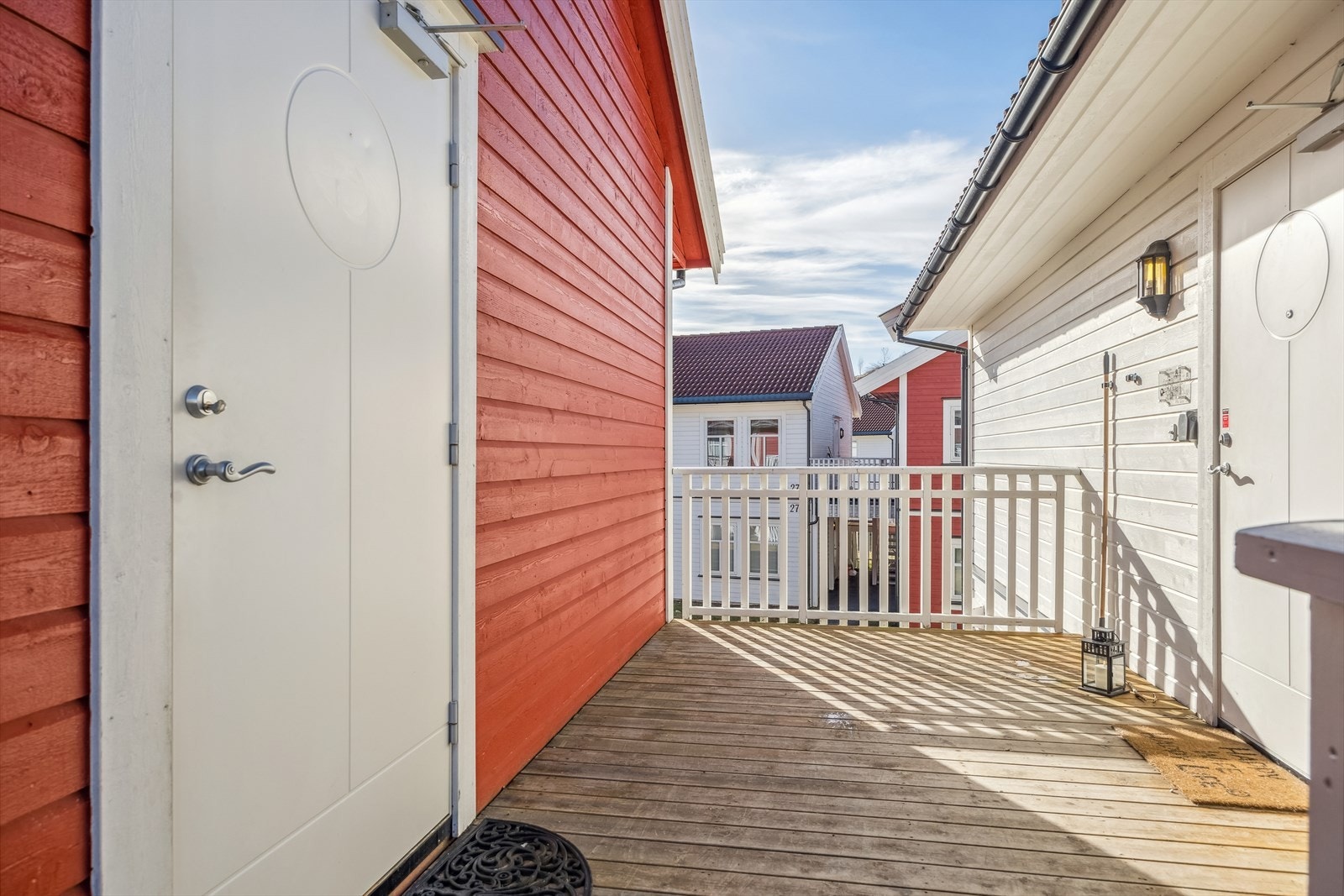 Leiligheten har adkomst via en utvendig tretrapp til et felles inngangsrepos i tre. Galleribilde