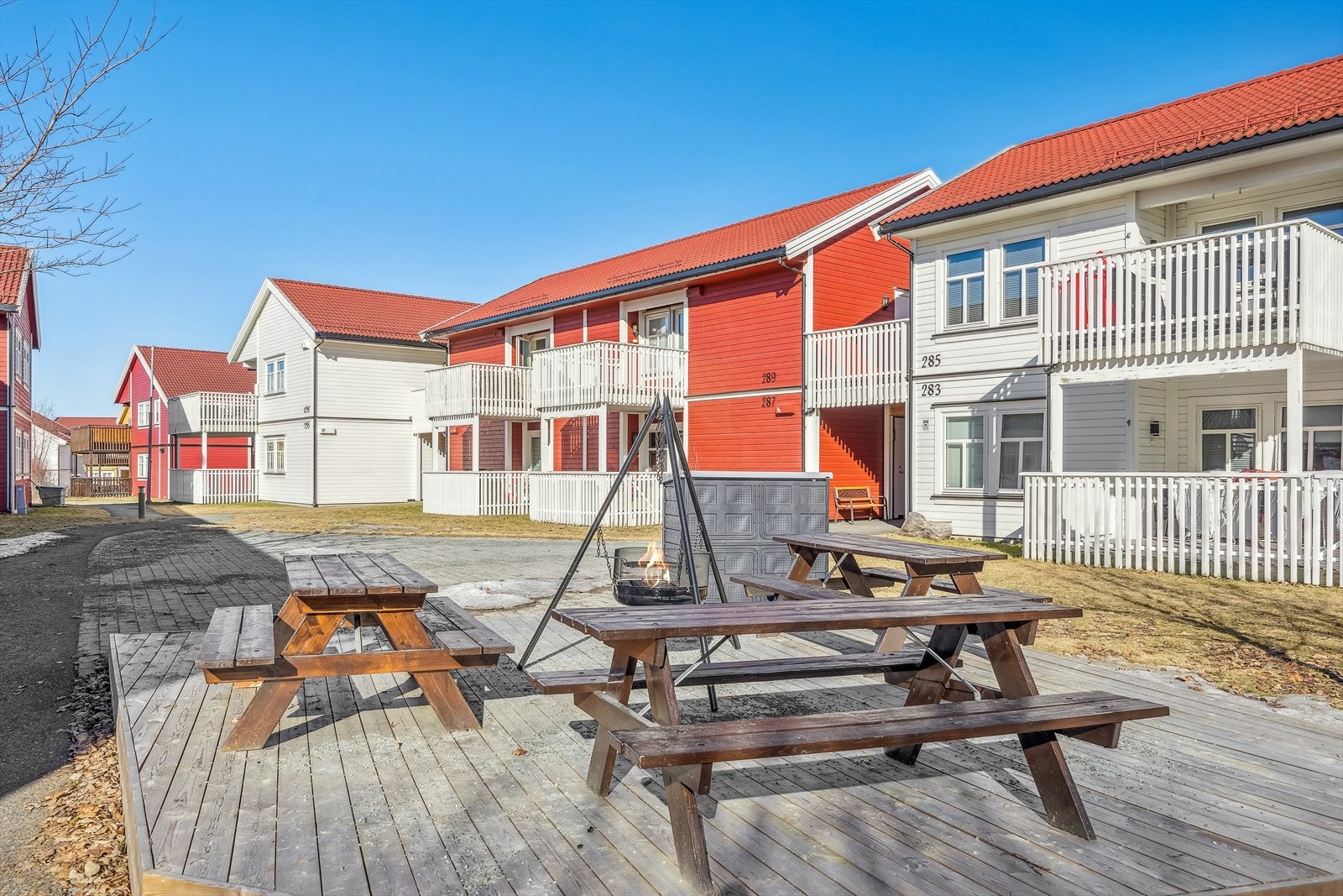 Mellom bygningene er det etablert koselige uteområder med sittebenker til felles anvendelse. Galleribilde