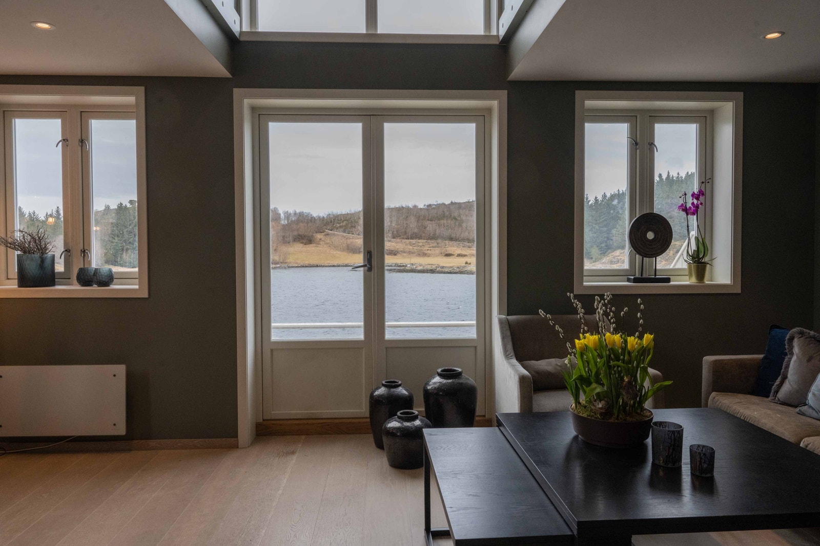 Dør ut til balkong mot sjøen. Galleribilde