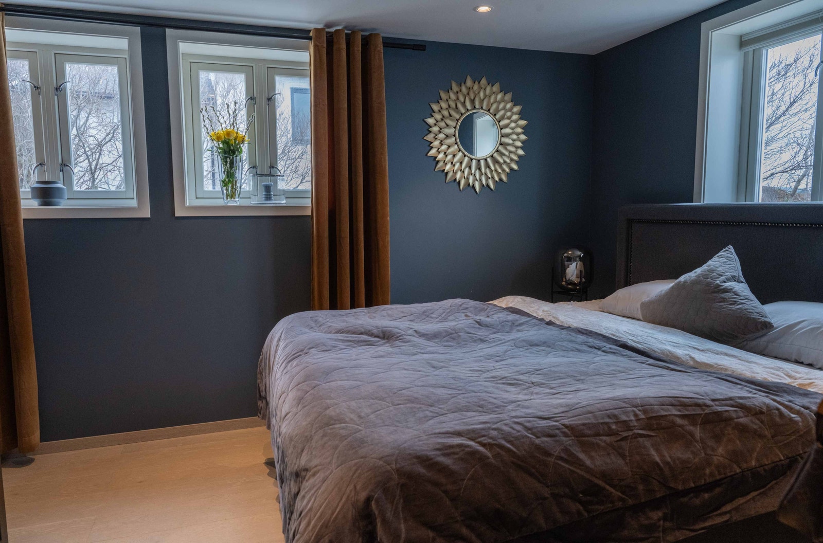 Hovedsoverom i 1.etg med gode lysflater. Galleribilde