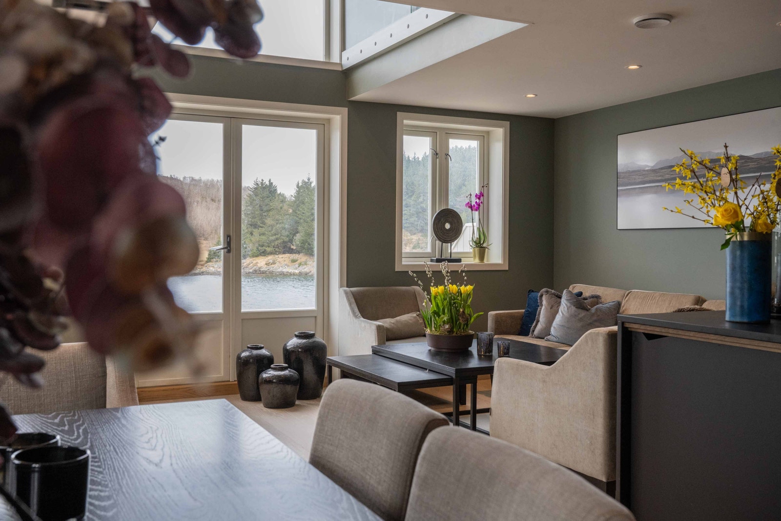 Store vindusflater gir mye lys og flott sjøutsikt. Galleribilde