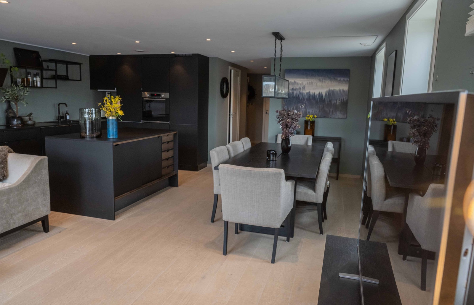 Romslig stue og påkostet moderne kjøkken Galleribilde