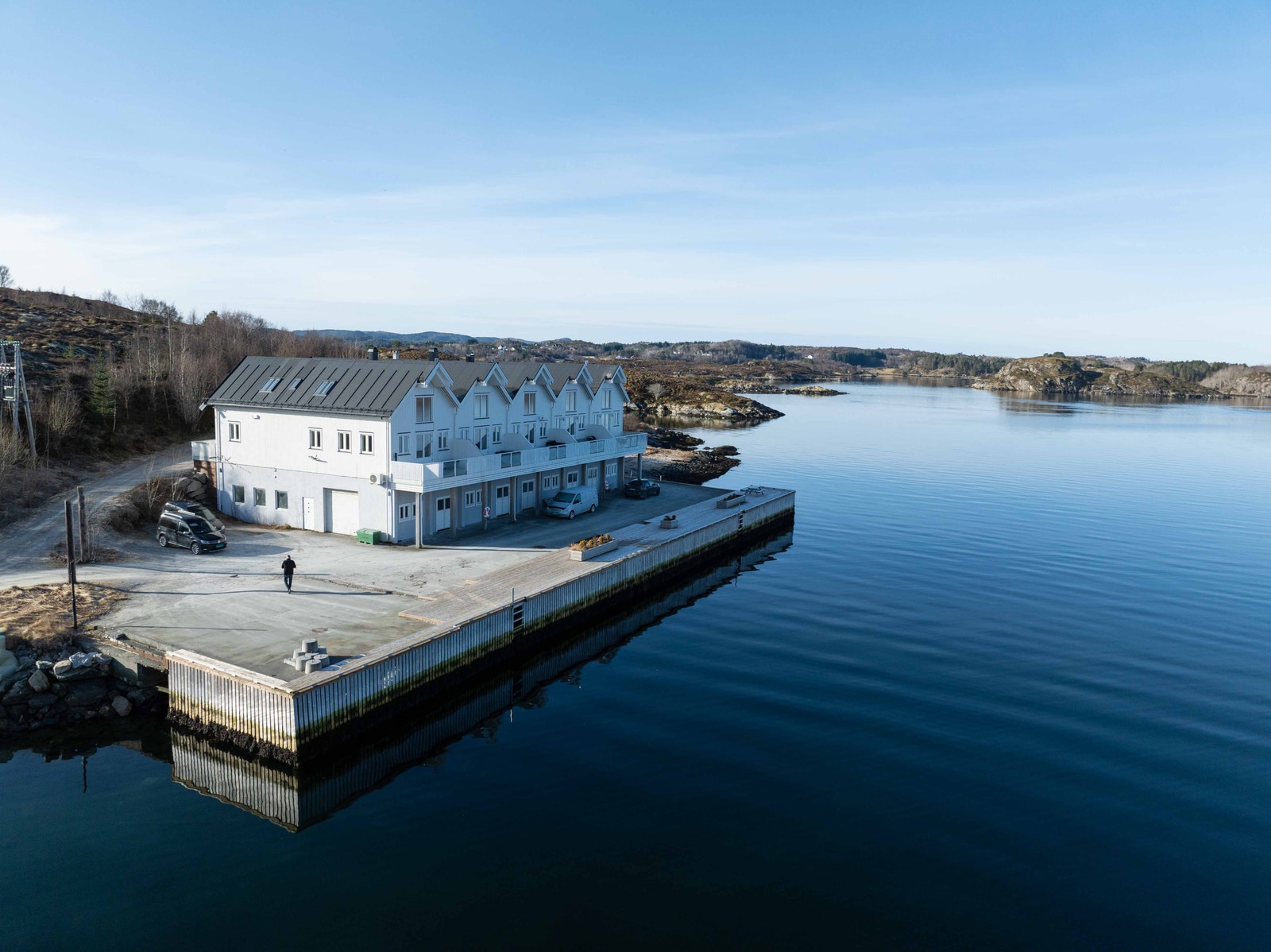 Boligen har en fantastisk beliggenhet helt nede ved sjøen. Galleribilde