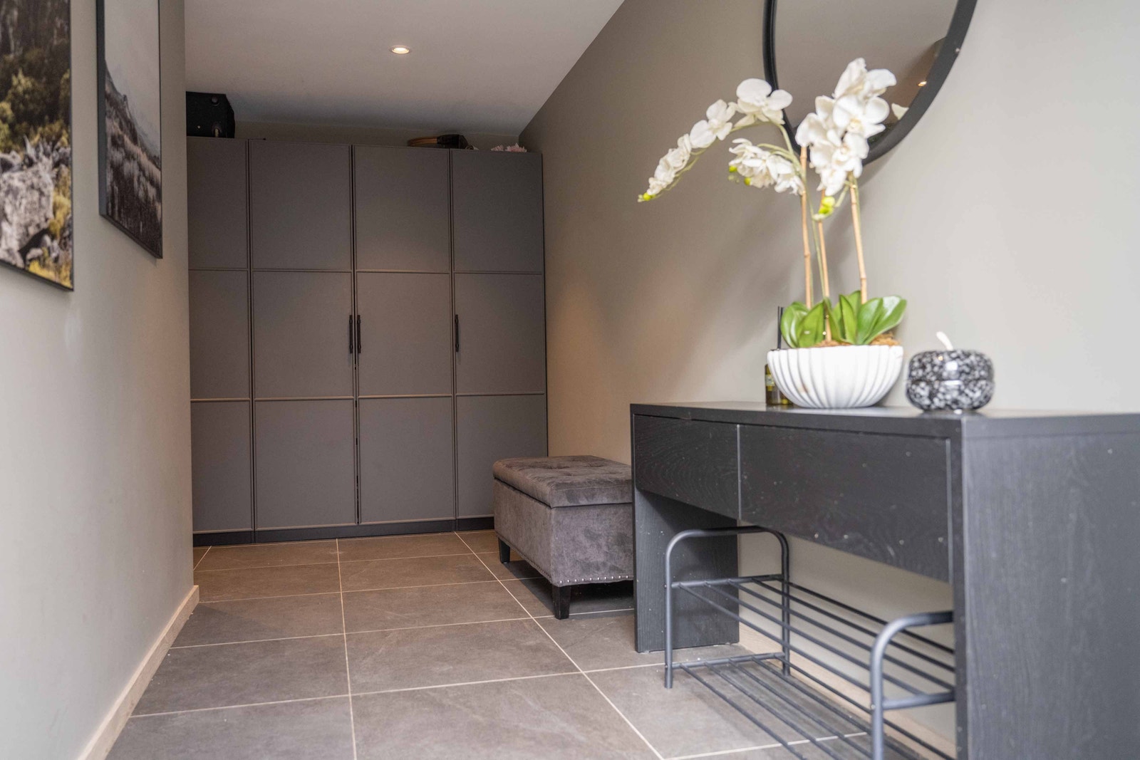 Vindfang med flislagt gulv og god plass til garderobeskap. Galleribilde