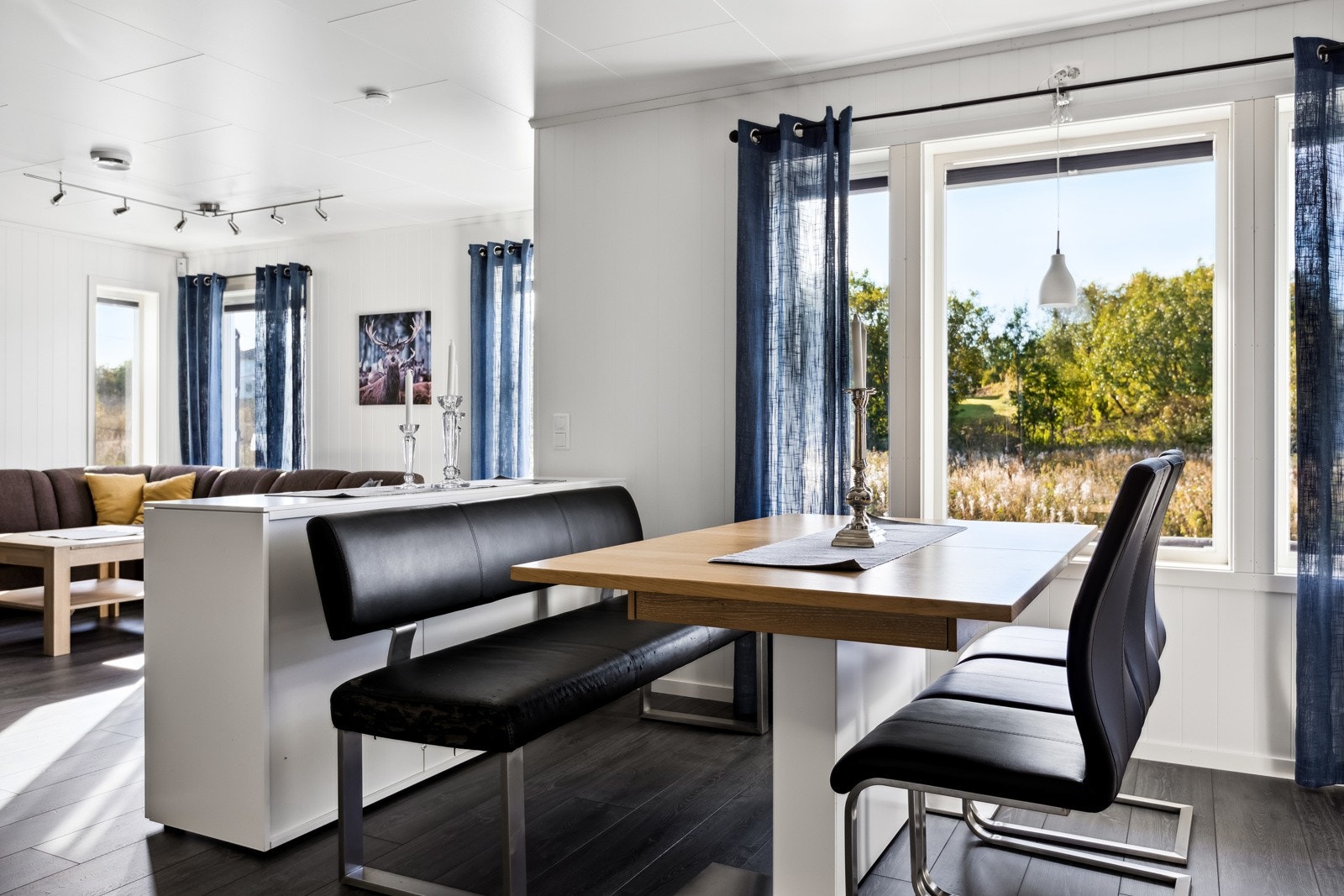 - Her på kjøkkenet er det meget fin plass til kvalitetsstunder rundt middagsbordet med familie og venner. Galleribilde