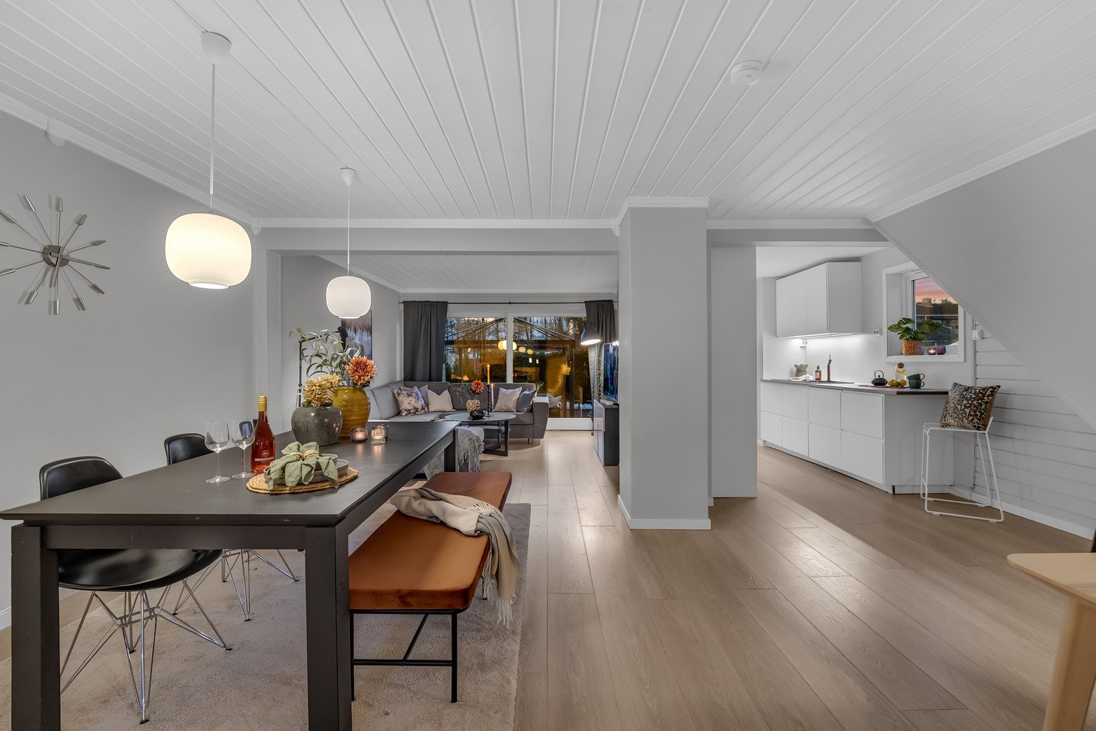 En stor stue med et romslig kjøkken er hjemmets hjerte, nytt gulv i 2019 med varmefolie i entré. Dette rommet skuffer ikke. Galleribilde