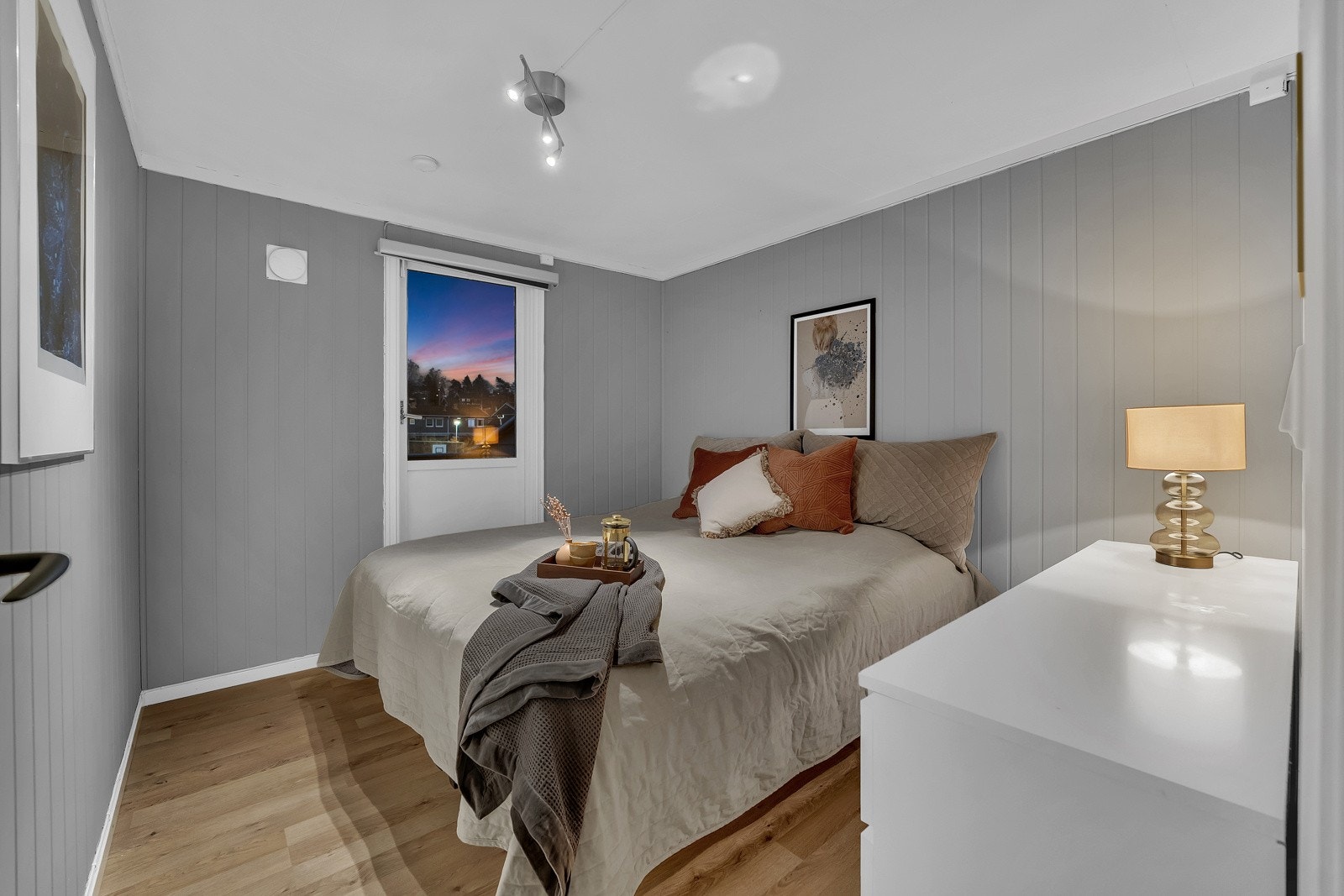 Dette soverommet har utgang til en østvendt terrasse på ca 19 kvm Galleribilde