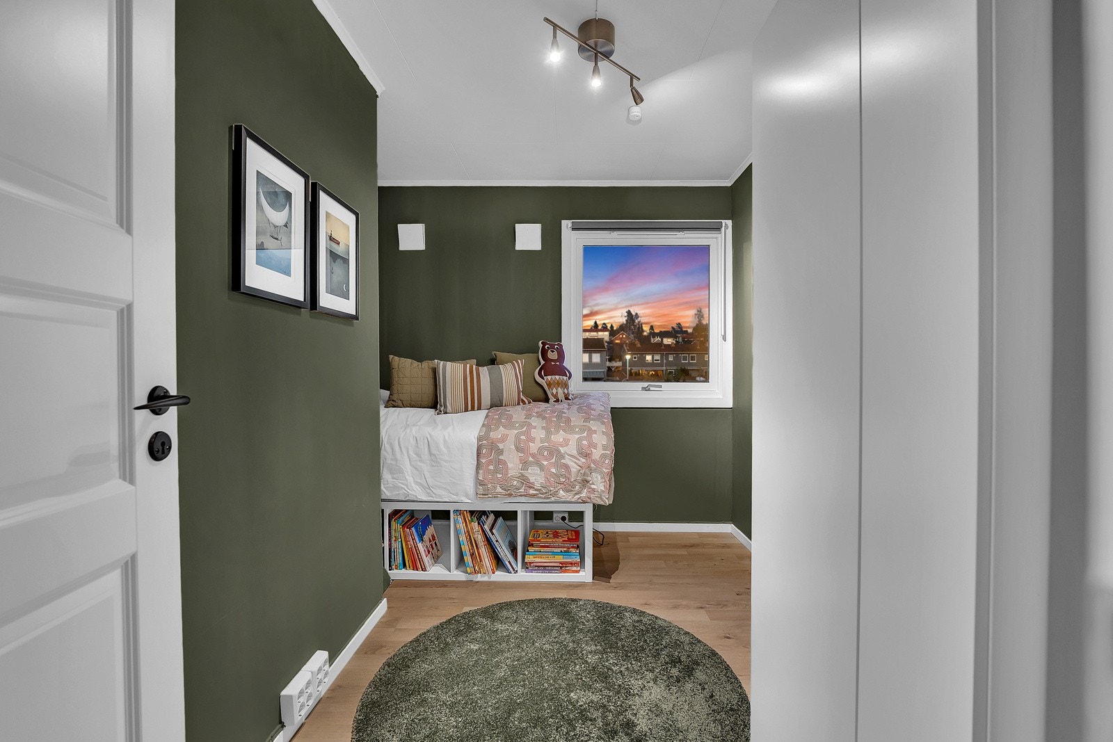 Boligen har tre romslige soverom. Dette gir deg fleksibiliteten til å innrede etter eget ønske, enten du trenger et gjesterom, kontor eller barnerom. Galleribilde