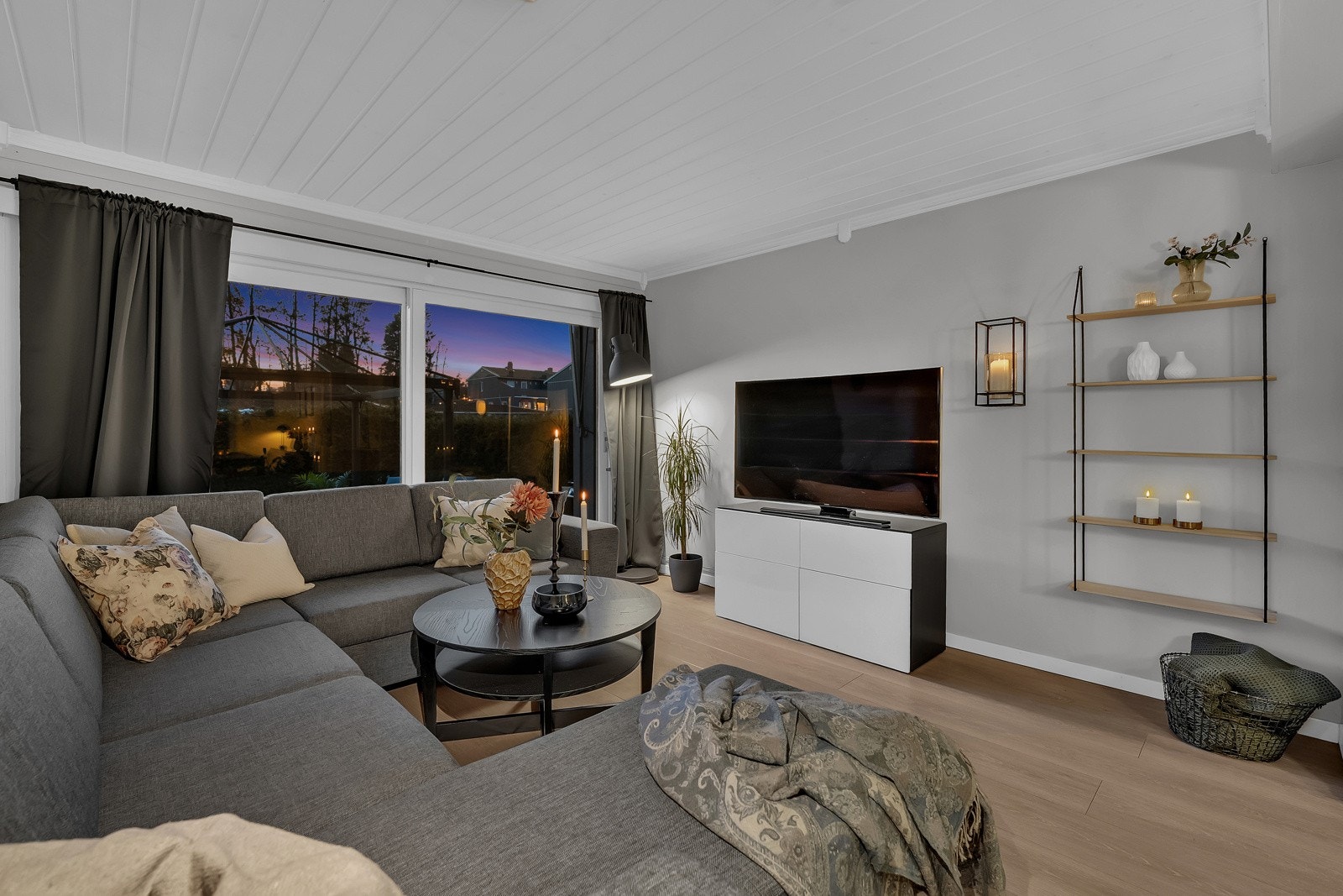 Enderekkehuset er påbygd, dette gir ca 20 kvm ekstra plass i første etasje. Galleribilde