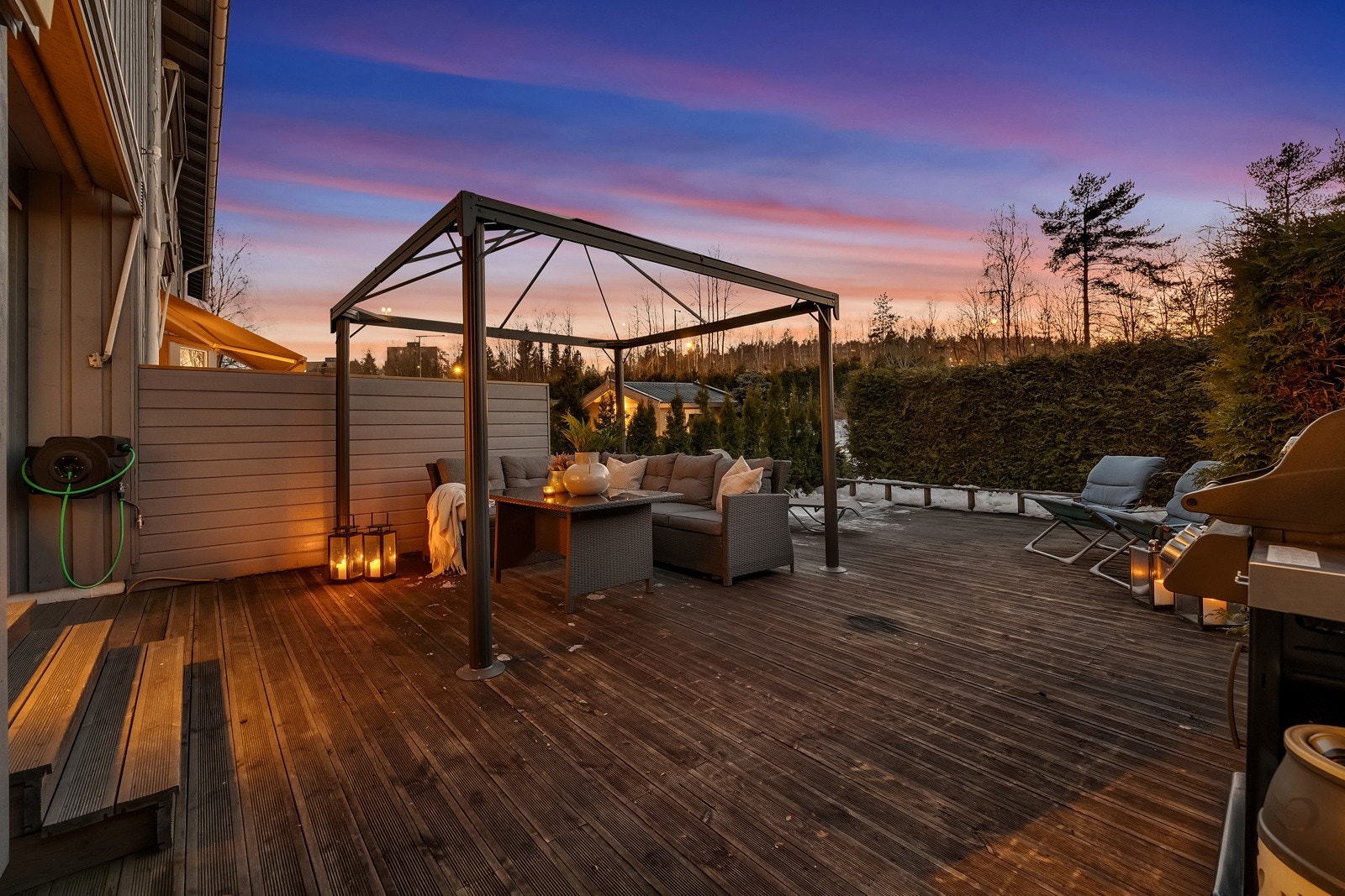 Fra stuen er det utgang til en vestvendt terrasse på ca 54 kvm Galleribilde