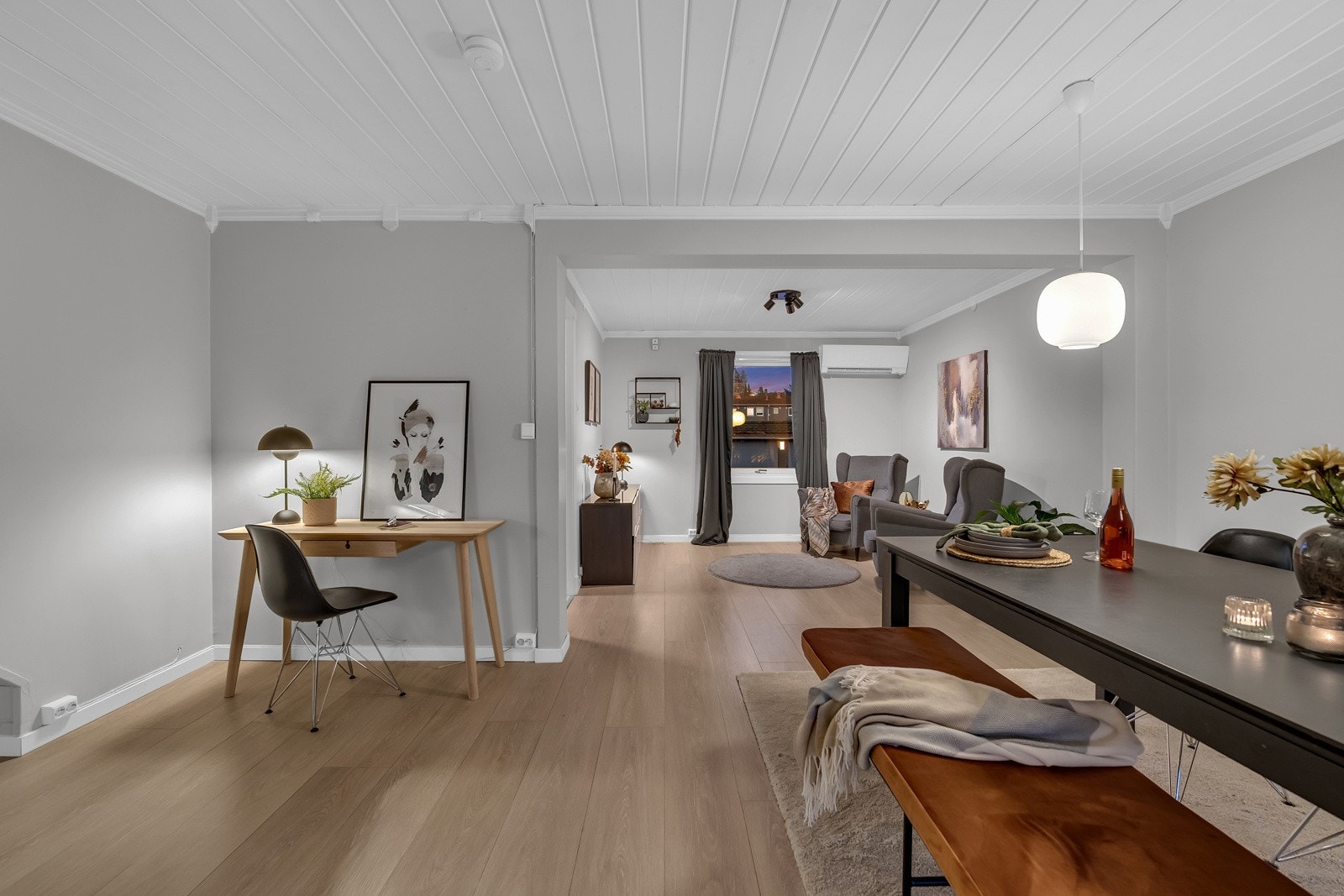 Stuen som har varmepumpe er hjemmets hjerte og dette rommet skuffer ikke. Her er det god plass til både avslapping etter en lang dag eller underholdning for venner og familie. Galleribilde