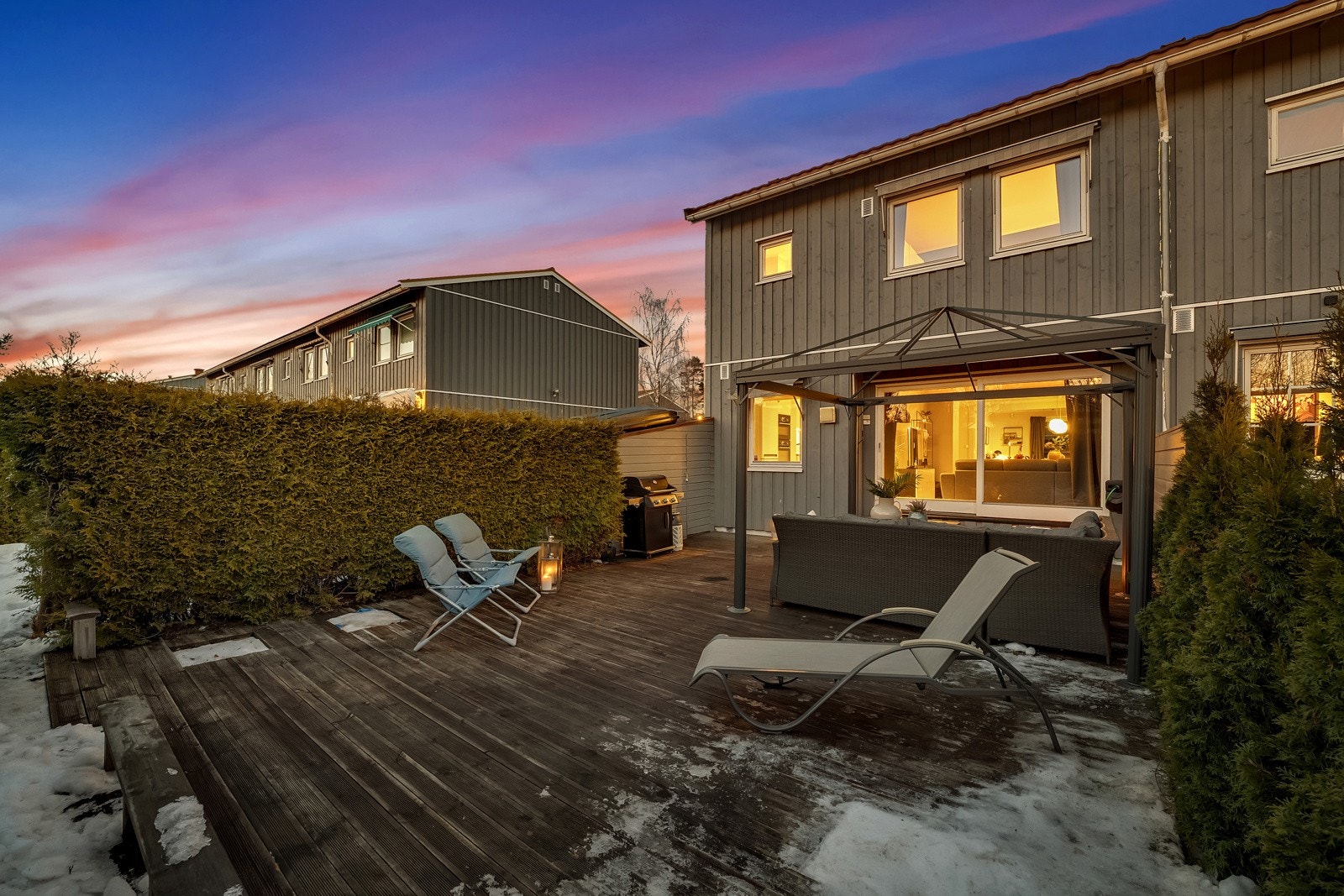 Enderekkehuset med garasje vi presenterer ligger i det sjarmerende, trendy og barnevennlige området Høybråten, som en del av det som muligens er Norges mest barnevennlige borettslag? Galleribilde