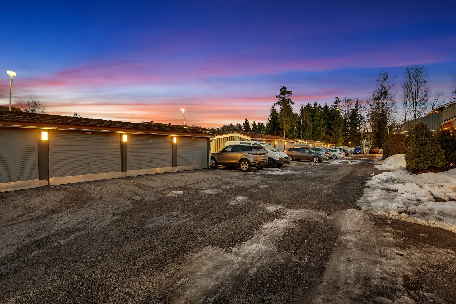 Det følger garasje med el-bilader. Redd for å ikke få parkert bil nummer 2? Sett den foran garasjen eller i gaten hvor det er gateparkering. Galleribilde