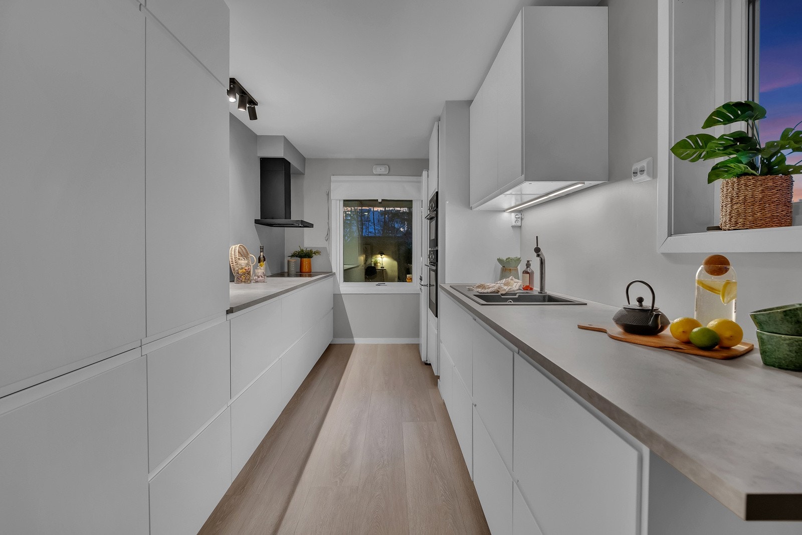 Nyere kjøkken fra 2019 med hvitevarer. På kjøkkenet er det et ekstra vindu som gir mer lys inn på kjøkkenet. Galleribilde