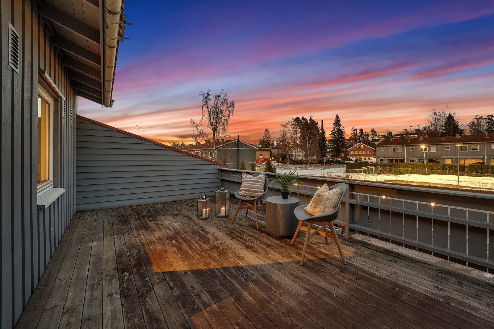 Fra det ene soverommet i boligens 2 etg er det utgang til en østvendt terrasse på hele 19 m². Galleribilde