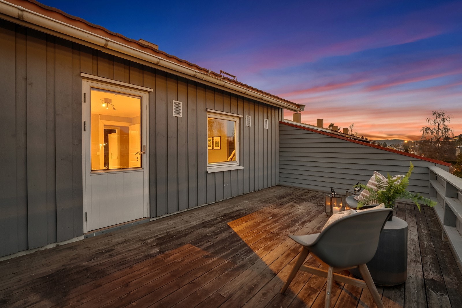 Fra det ene soverommet er det utgang til en østvendt terrasse på hele 19 kvm Galleribilde