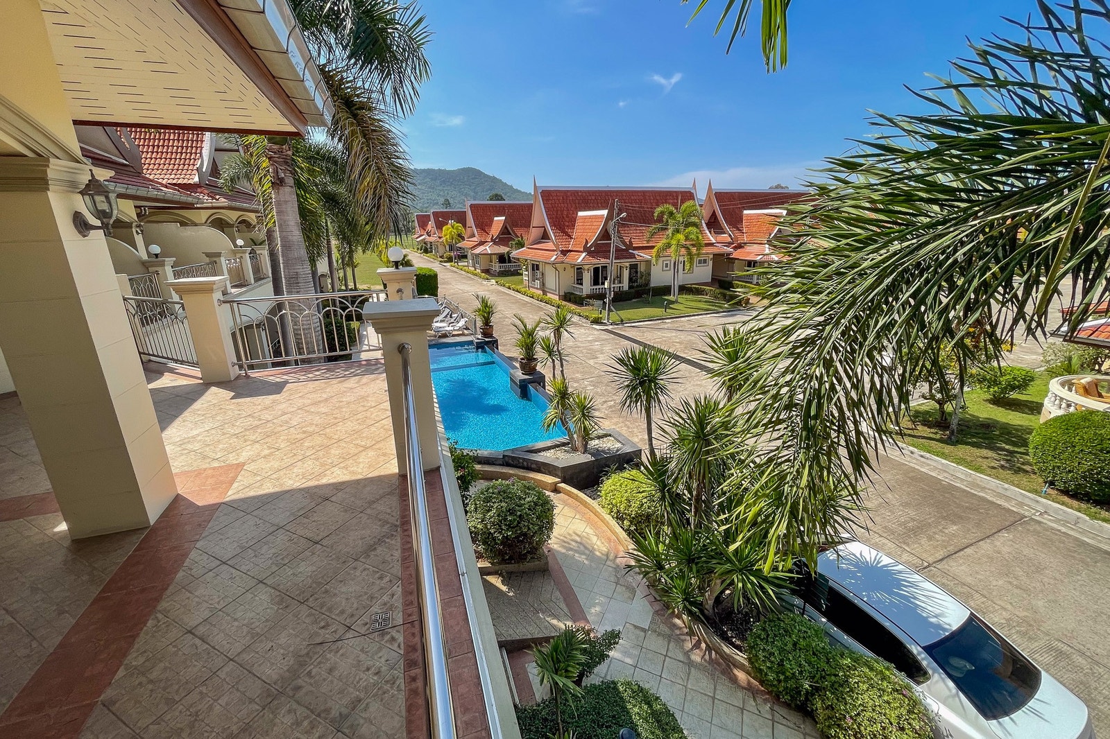 Utsikt ned i hagen fra terrassen Galleribilde